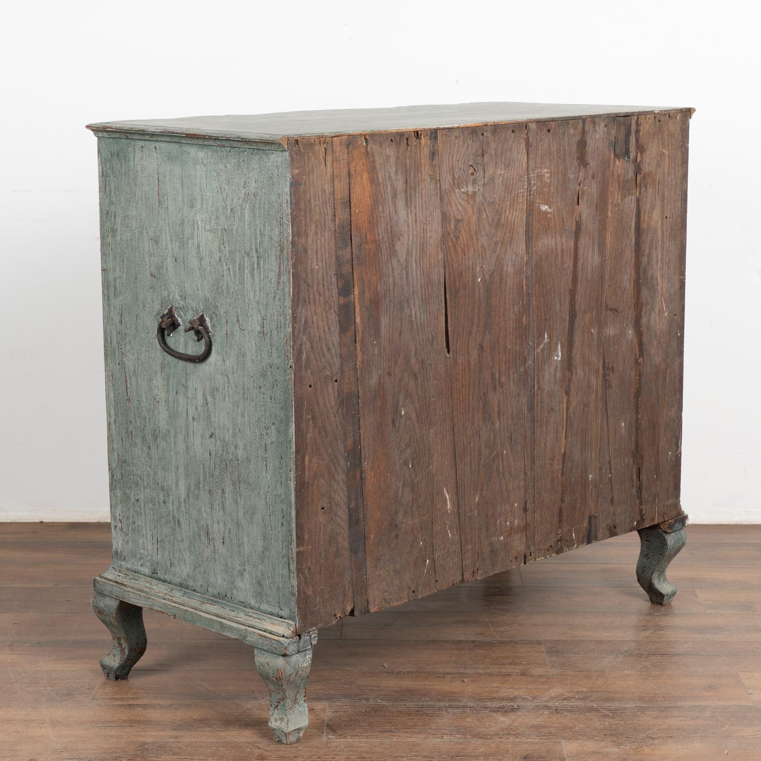 Blau lackierte Eiche Rokoko Kommode mit vier Schubladen, Dänemark um 1770-80 im Angebot 7