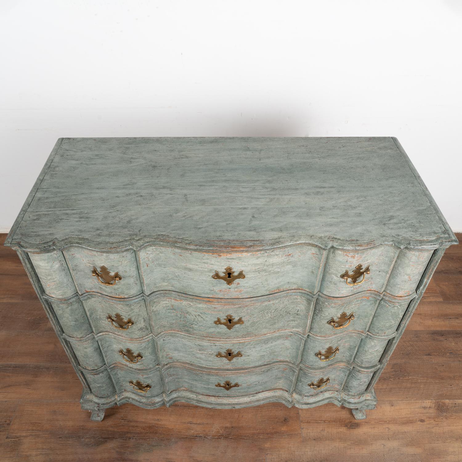 Blau lackierte Eiche Rokoko Kommode mit vier Schubladen, Dänemark um 1770-80 (18. Jahrhundert) im Angebot