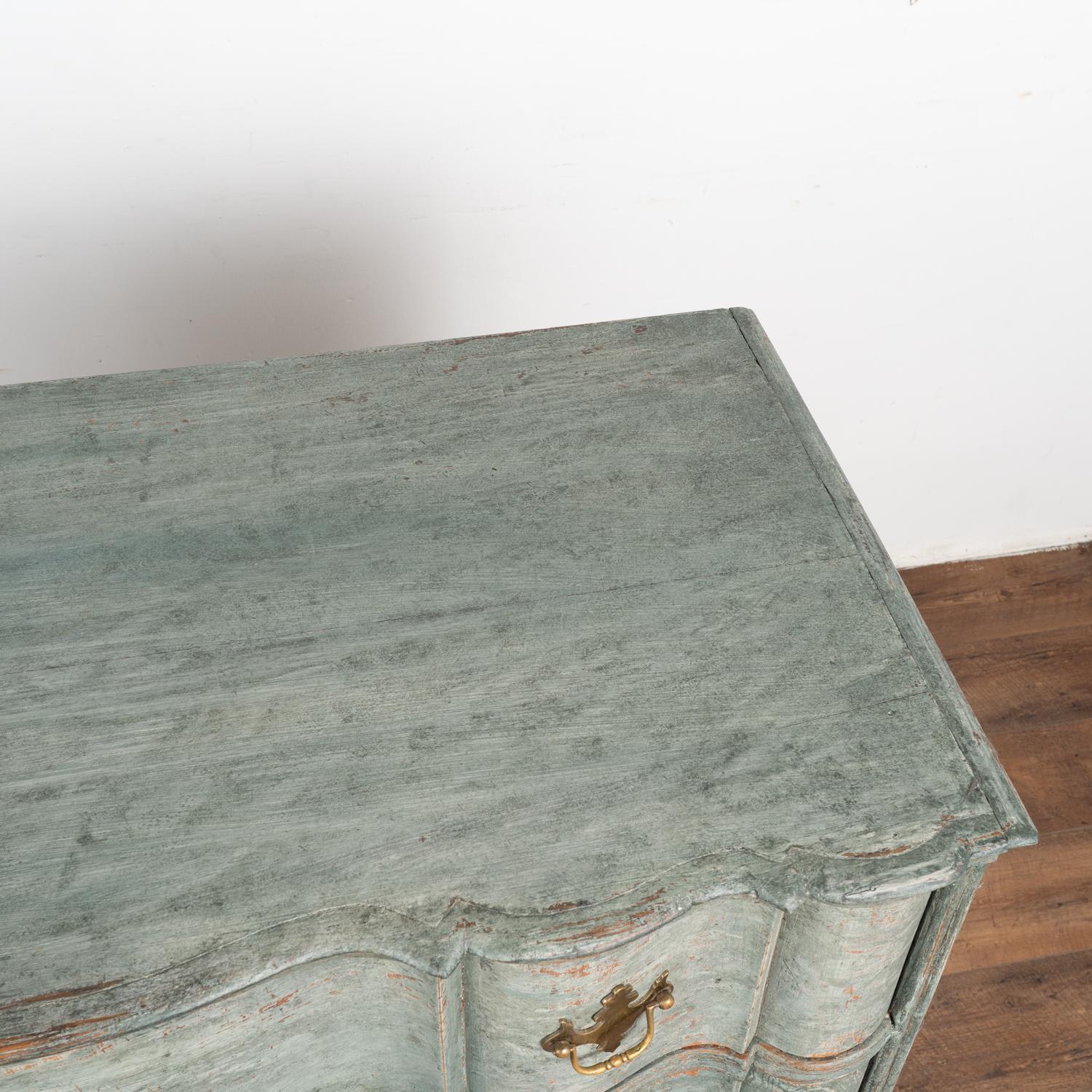 Blau lackierte Eiche Rokoko Kommode mit vier Schubladen, Dänemark um 1770-80 im Angebot 1