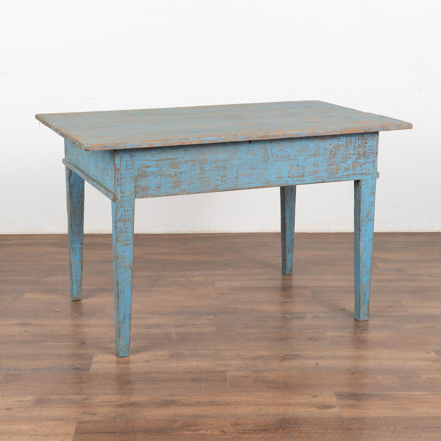 Blau gestrichener Kiefernholztisch Schreibtisch mit 2 Schubladen, Schweden um 1860-80 im Angebot 3