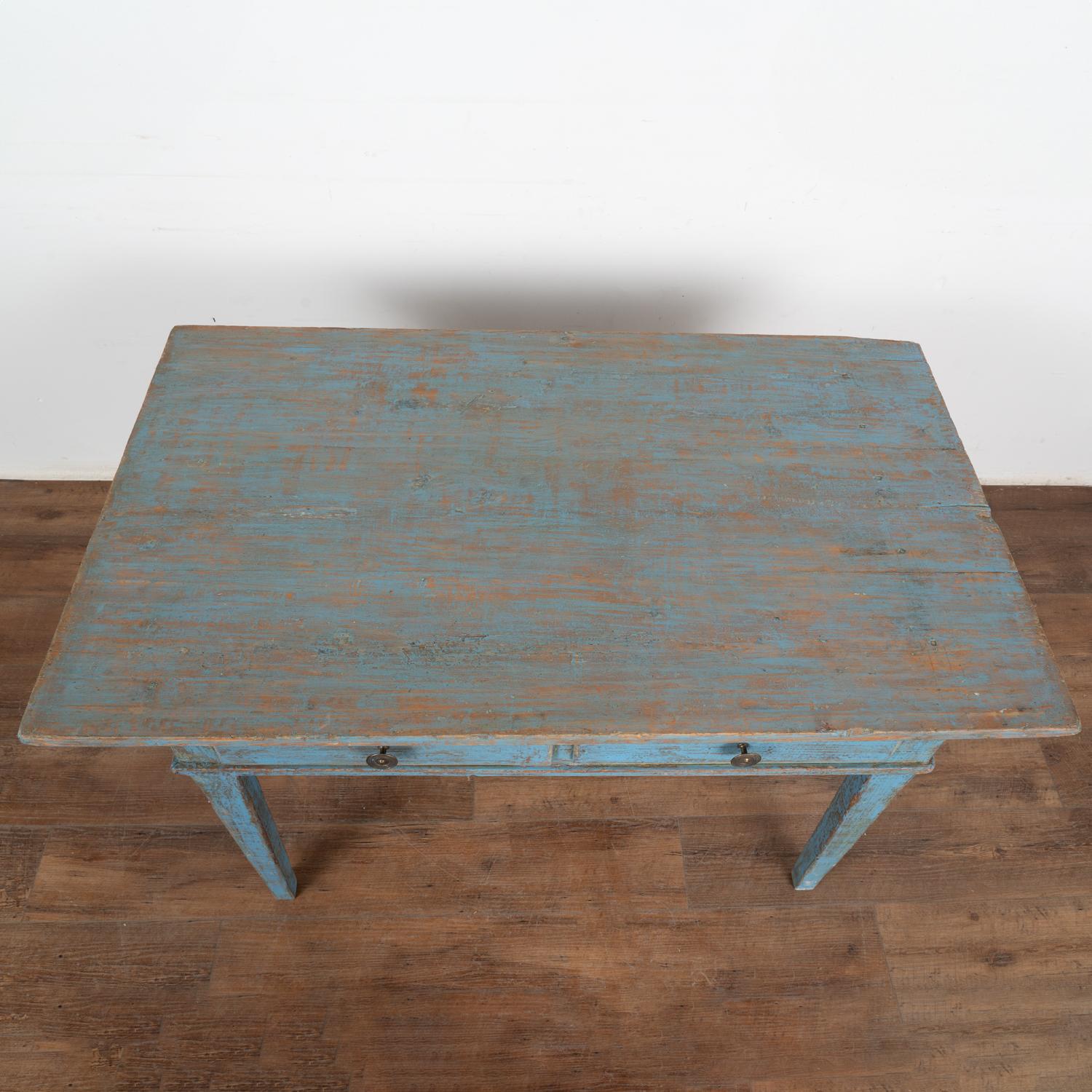 Blau gestrichener Kiefernholztisch Schreibtisch mit 2 Schubladen, Schweden um 1860-80 im Zustand „Gut“ im Angebot in Round Top, TX