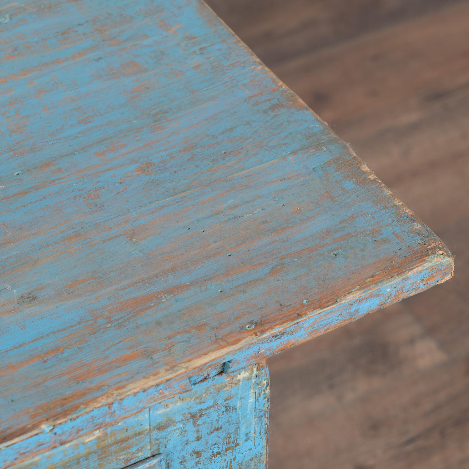 Blau gestrichener Kiefernholztisch Schreibtisch mit 2 Schubladen, Schweden um 1860-80 im Angebot 1