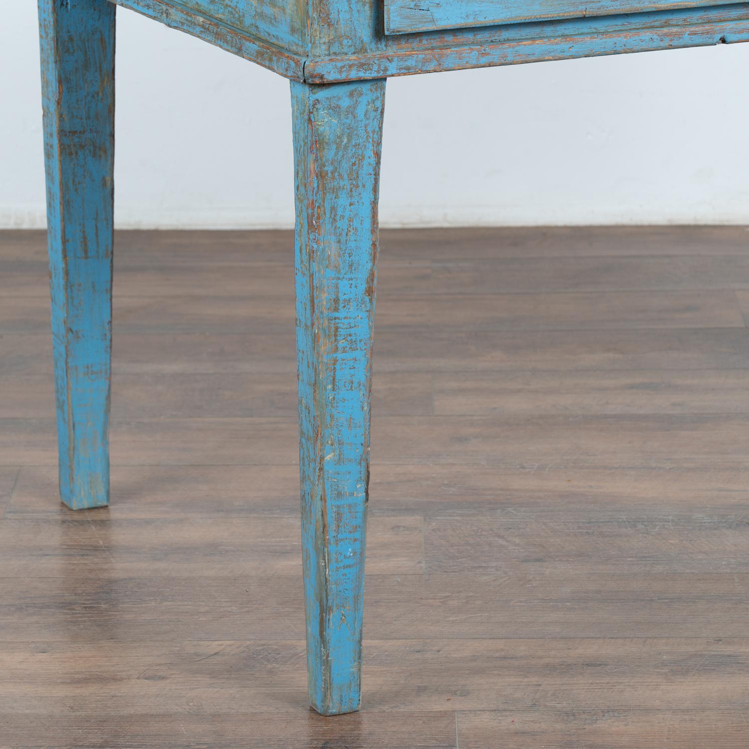 Blau gestrichener Kiefernholztisch Schreibtisch mit 2 Schubladen, Schweden um 1860-80 im Angebot 2