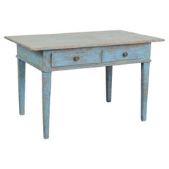 Mesa de granja de pino pintado de azul Mesa de escritorio con 2 cajones, Suecia circa 1860-80