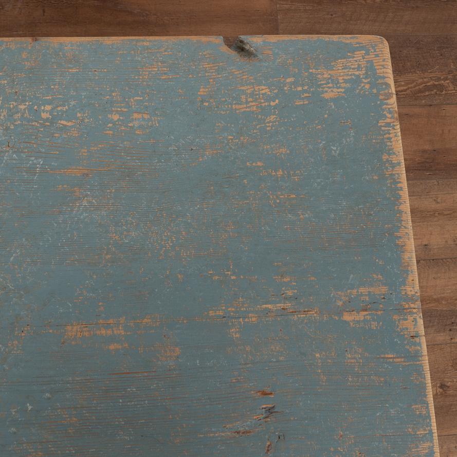 Beistelltisch aus blau lackiertem Kiefernholz mit Cabriolett-Beinen, Schweden um 1820-40 im Angebot 5