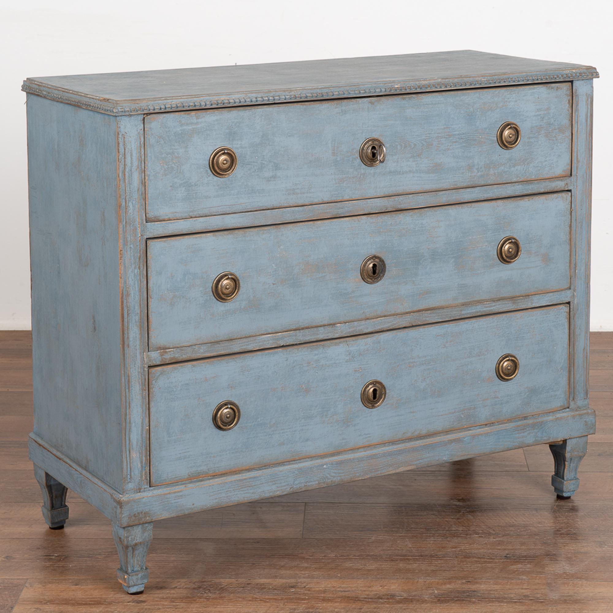 This lovely Gustavian pine chest of drawers has the simple yet elegant lines that reveal its Swedish country style.
The carved dentil molding along top and gently tapered fluted feet were traditional style elements of the era.
The (newer)