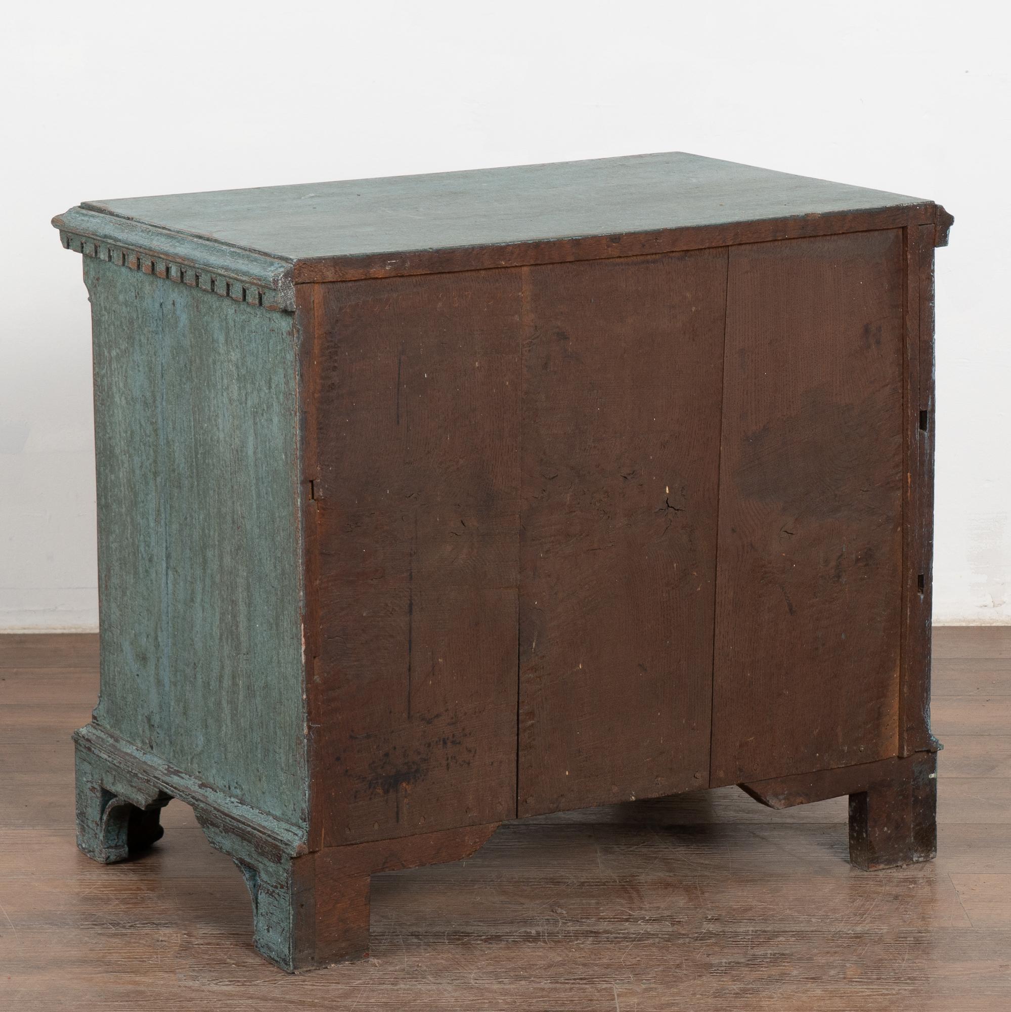 Comò a tre cassetti in Oak dipinto di blu, Danimarca, circa 1820-40 in vendita 6