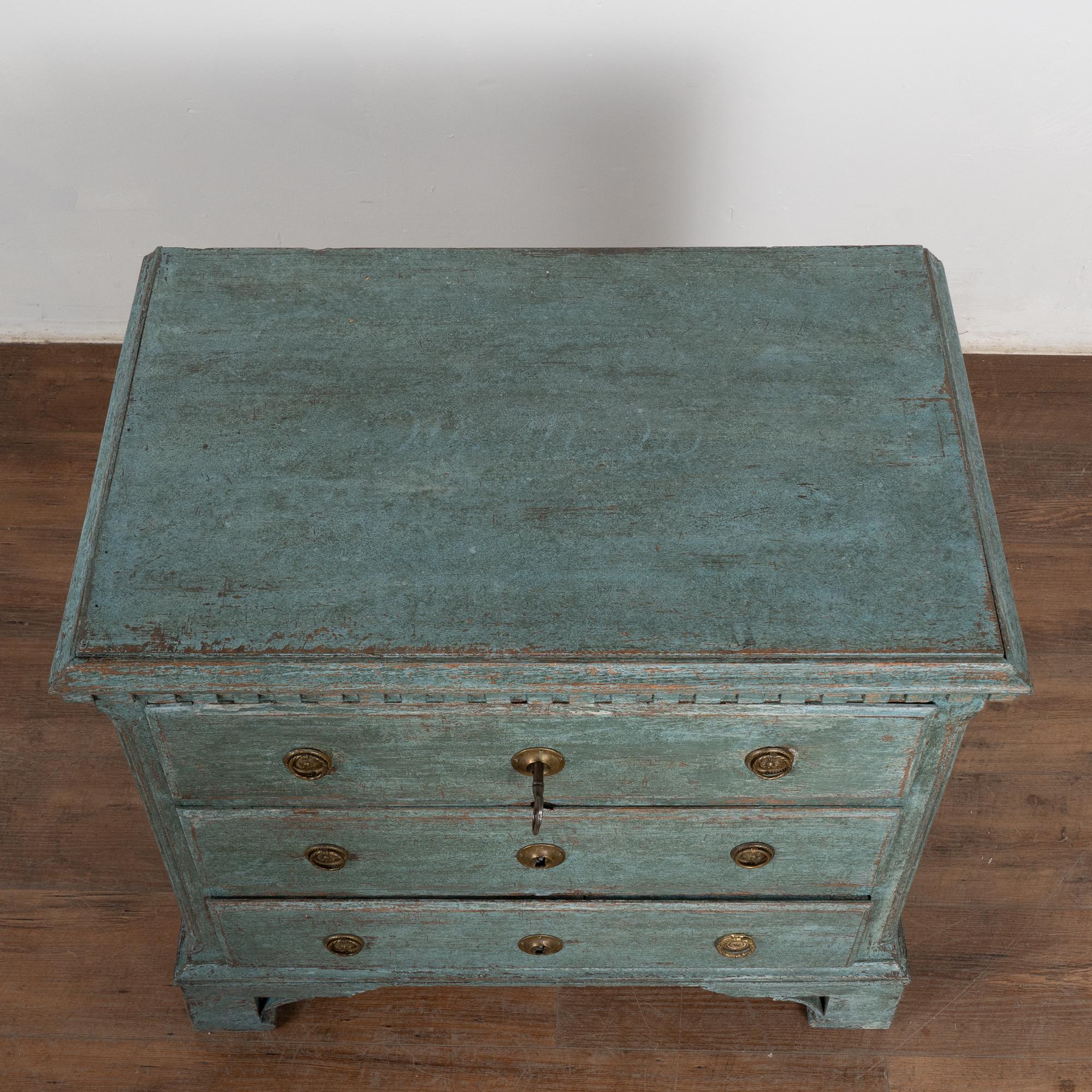 Comò a tre cassetti in Oak dipinto di blu, Danimarca, circa 1820-40 In condizioni buone in vendita a Round Top, TX