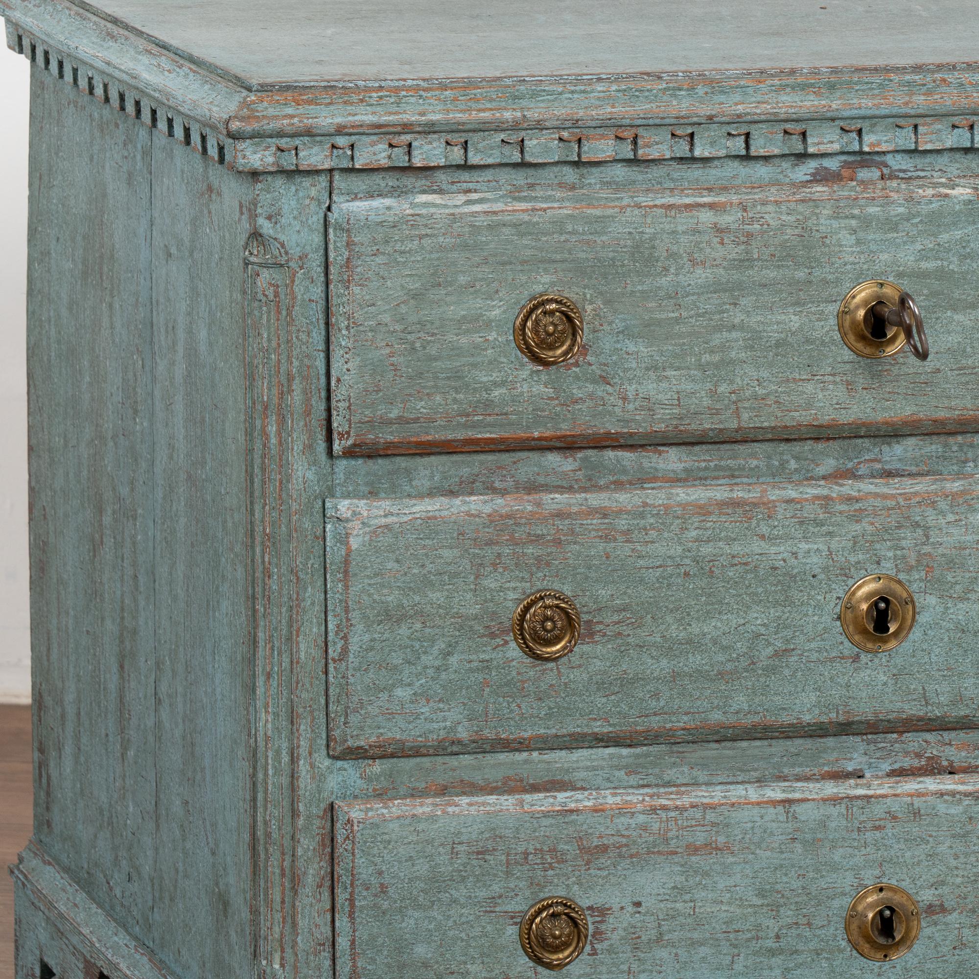 Comò a tre cassetti in Oak dipinto di blu, Danimarca, circa 1820-40 in vendita 1