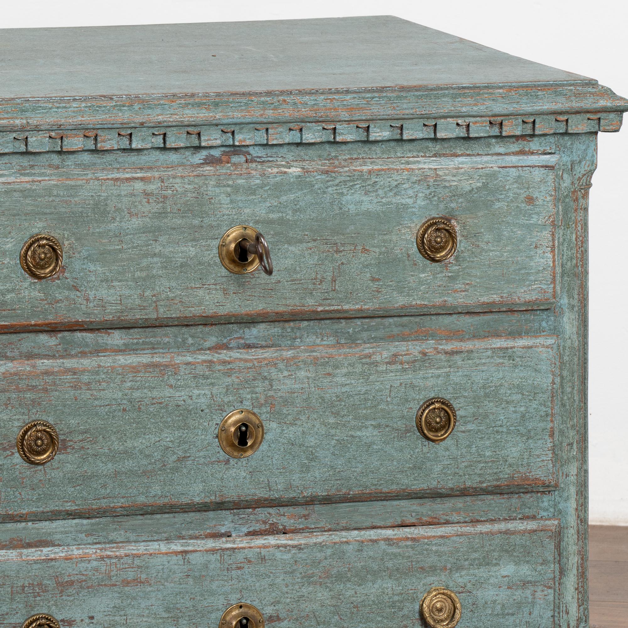 Comò a tre cassetti in Oak dipinto di blu, Danimarca, circa 1820-40 in vendita 2