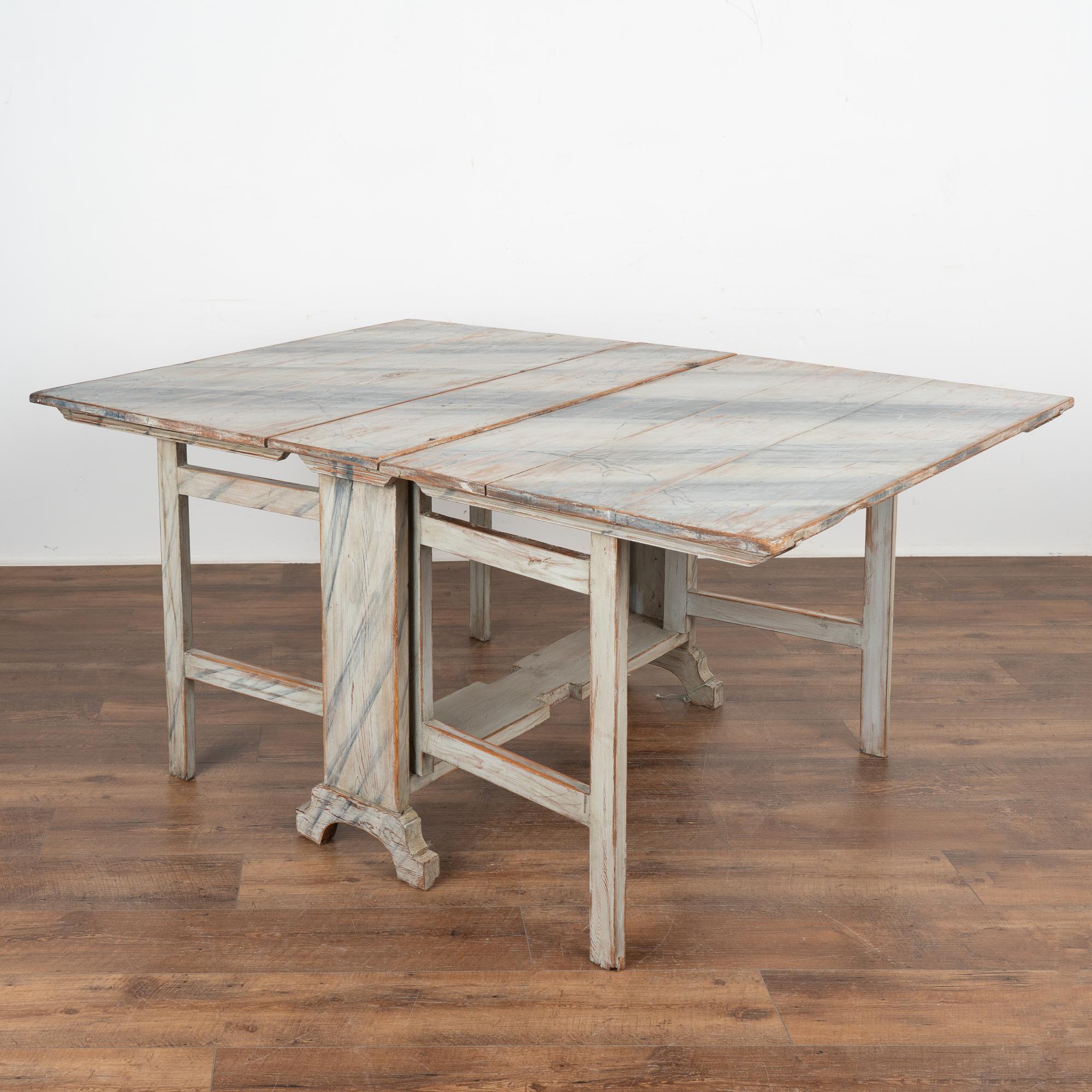 blue pine table