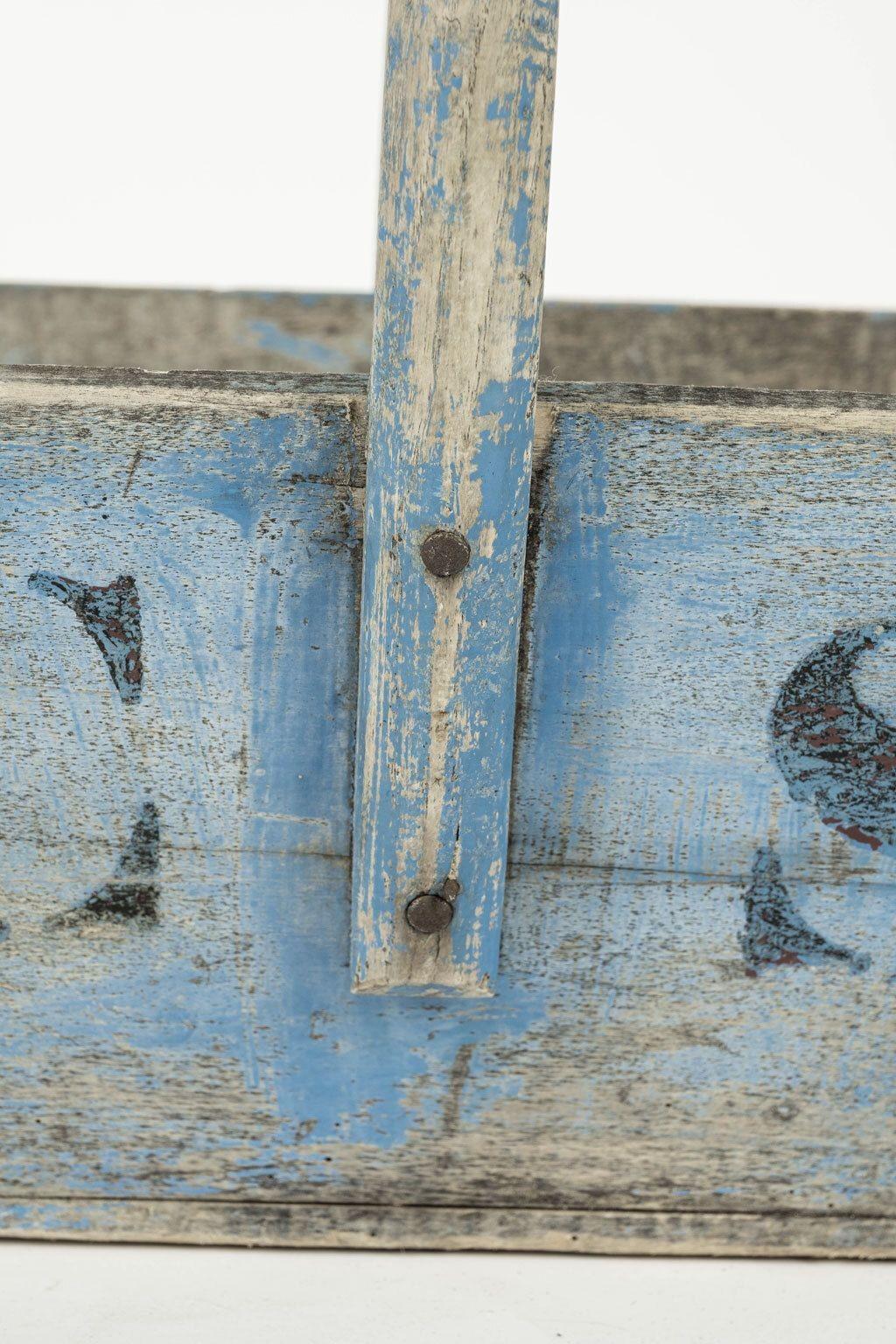 Panier suédois peint en bois bleu en vente 1