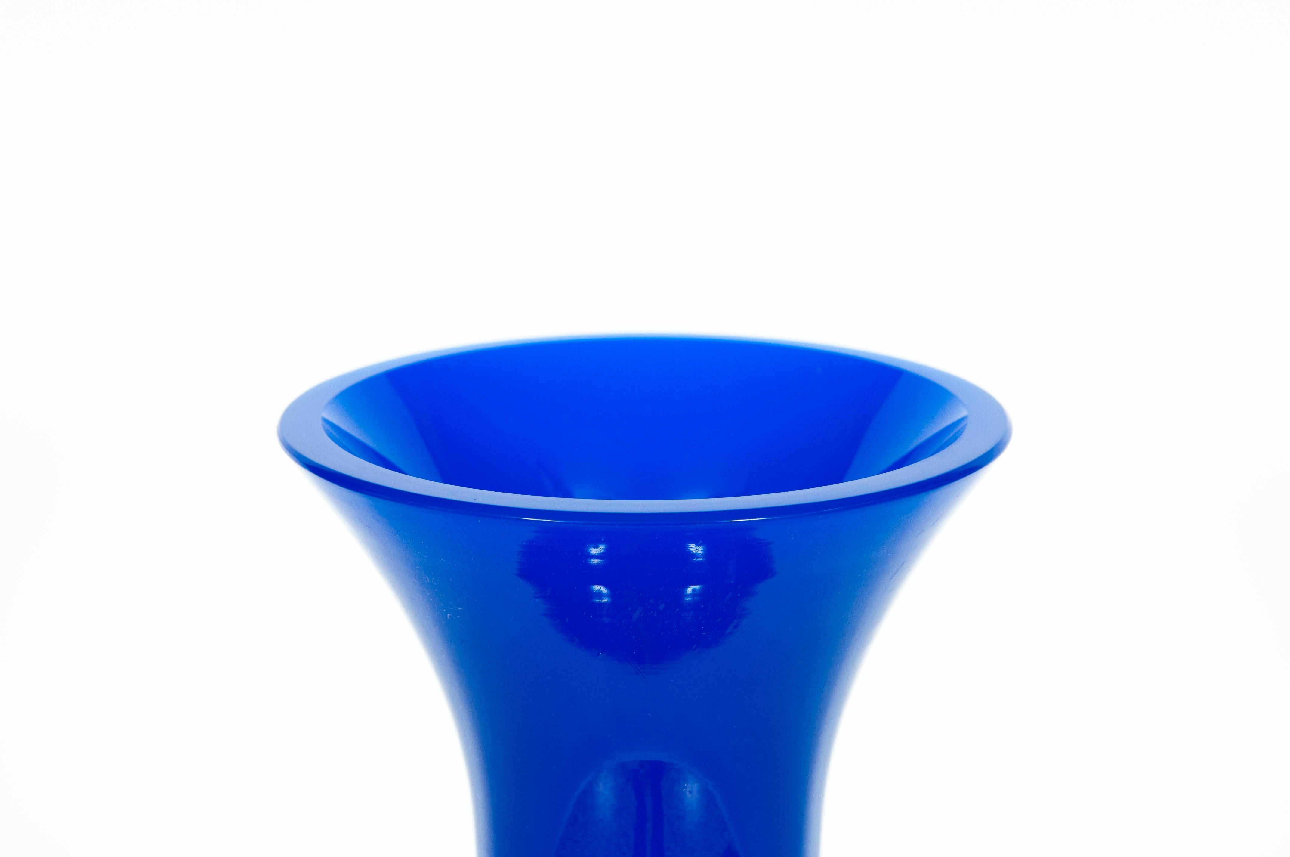 Paire de vases en verre de Murano bleu avec peinture d'art, Giovanni Dalla Fina, années 1980 en vente 7
