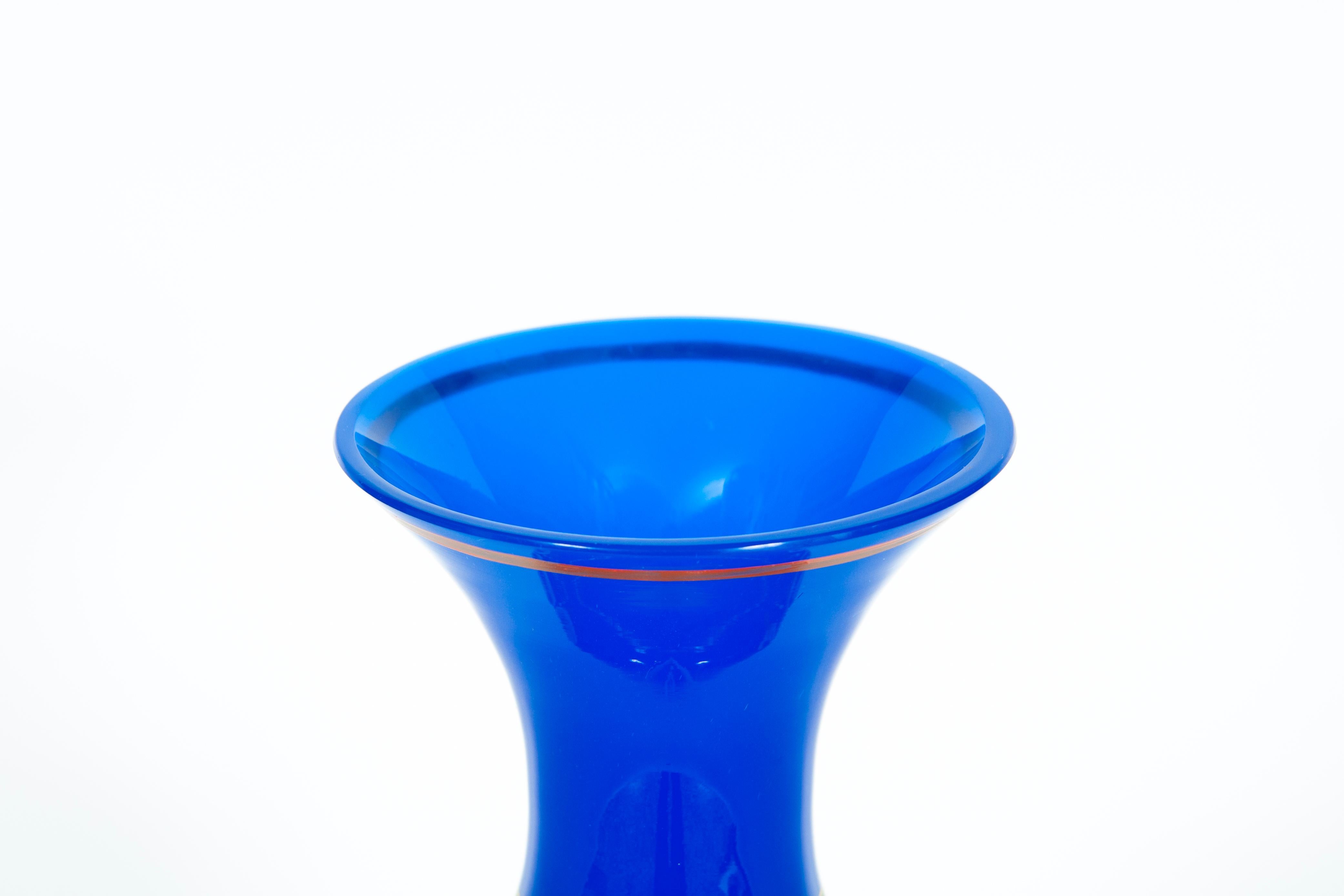 Fait main Paire de vases en verre de Murano bleu avec peinture d'art, Giovanni Dalla Fina, années 1980 en vente