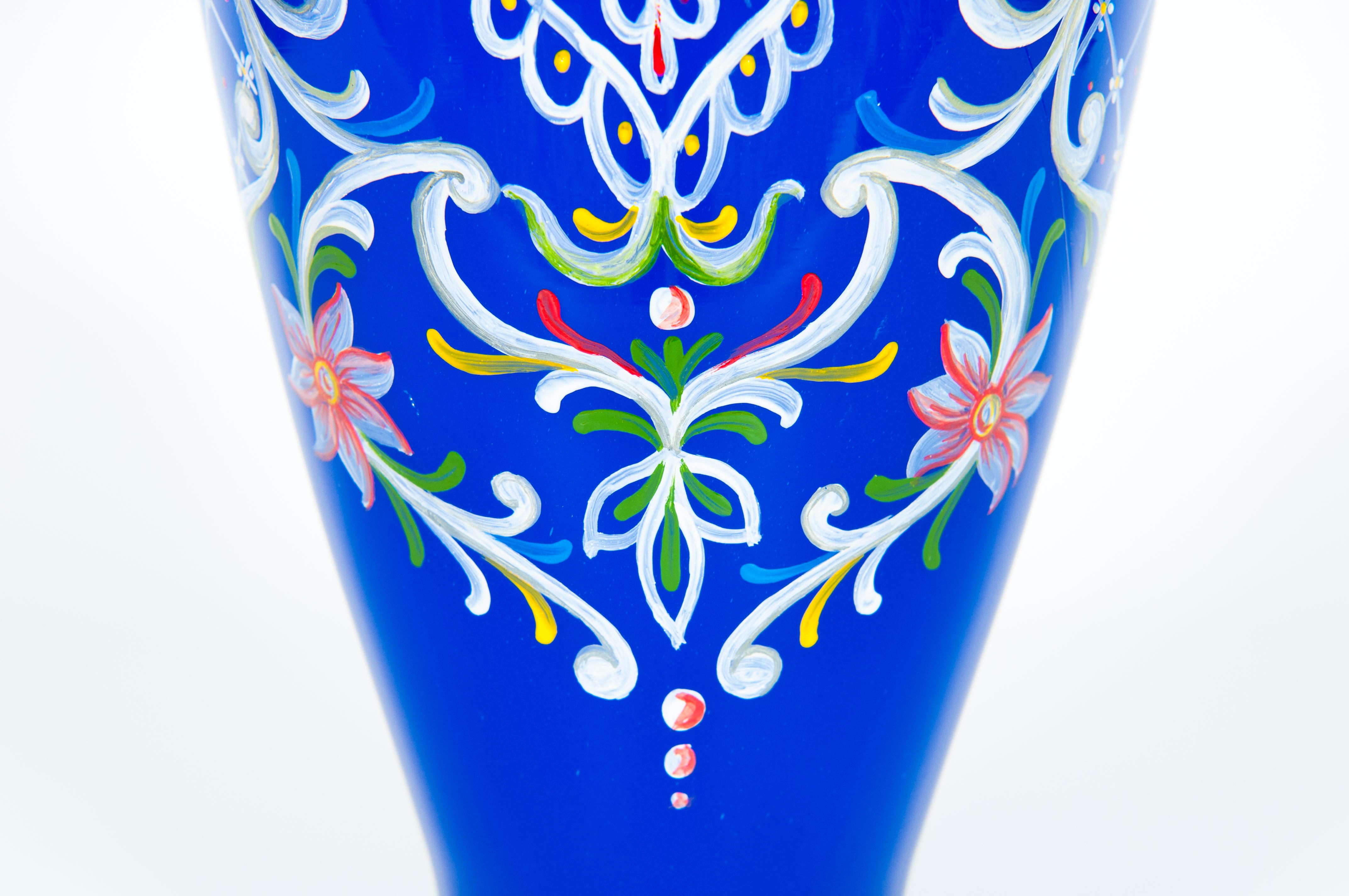 Fine XX secolo Coppia di vasi in vetro di Murano blu con pittura artistica, Giovanni Dalla Fina, anni '80 in vendita