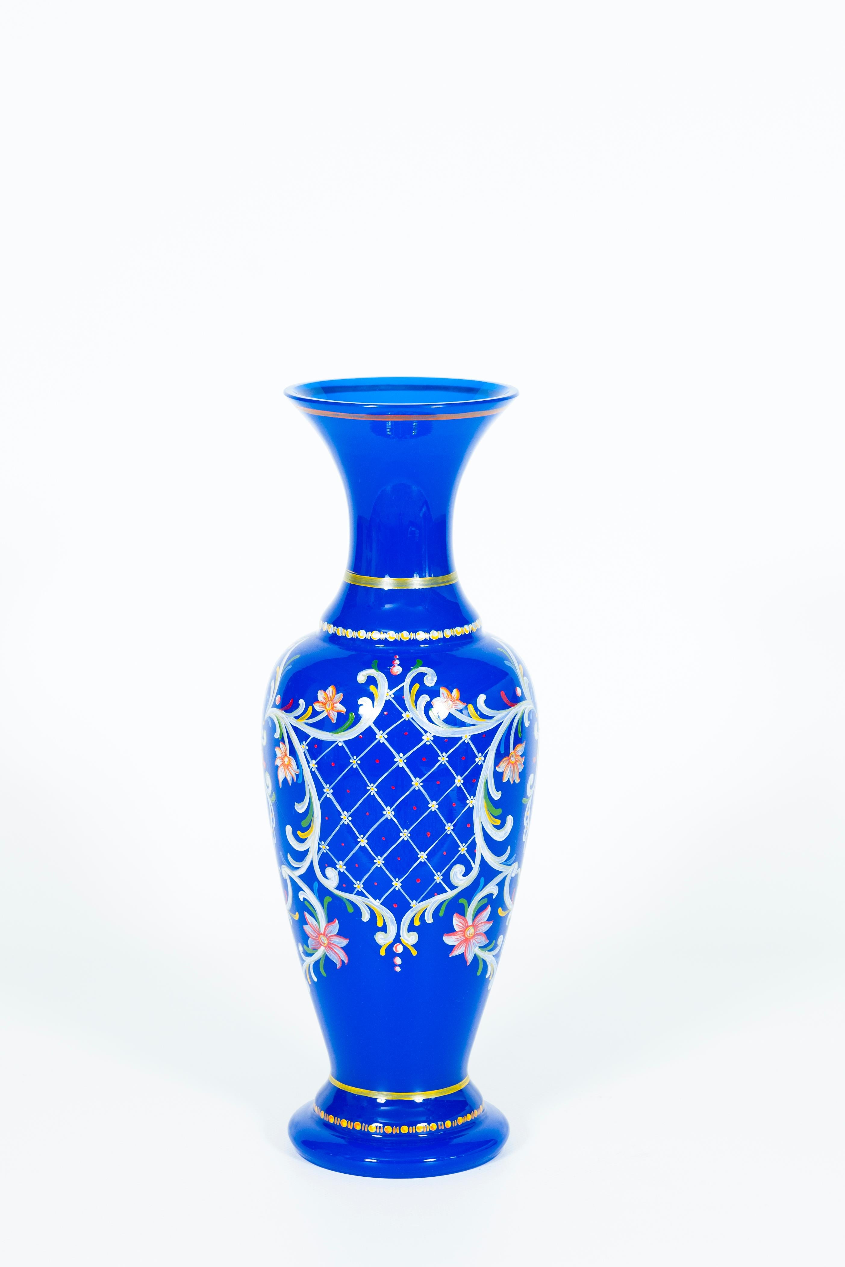 Paire de vases en verre de Murano bleu avec peinture d'art, Giovanni Dalla Fina, années 1980 en vente 1