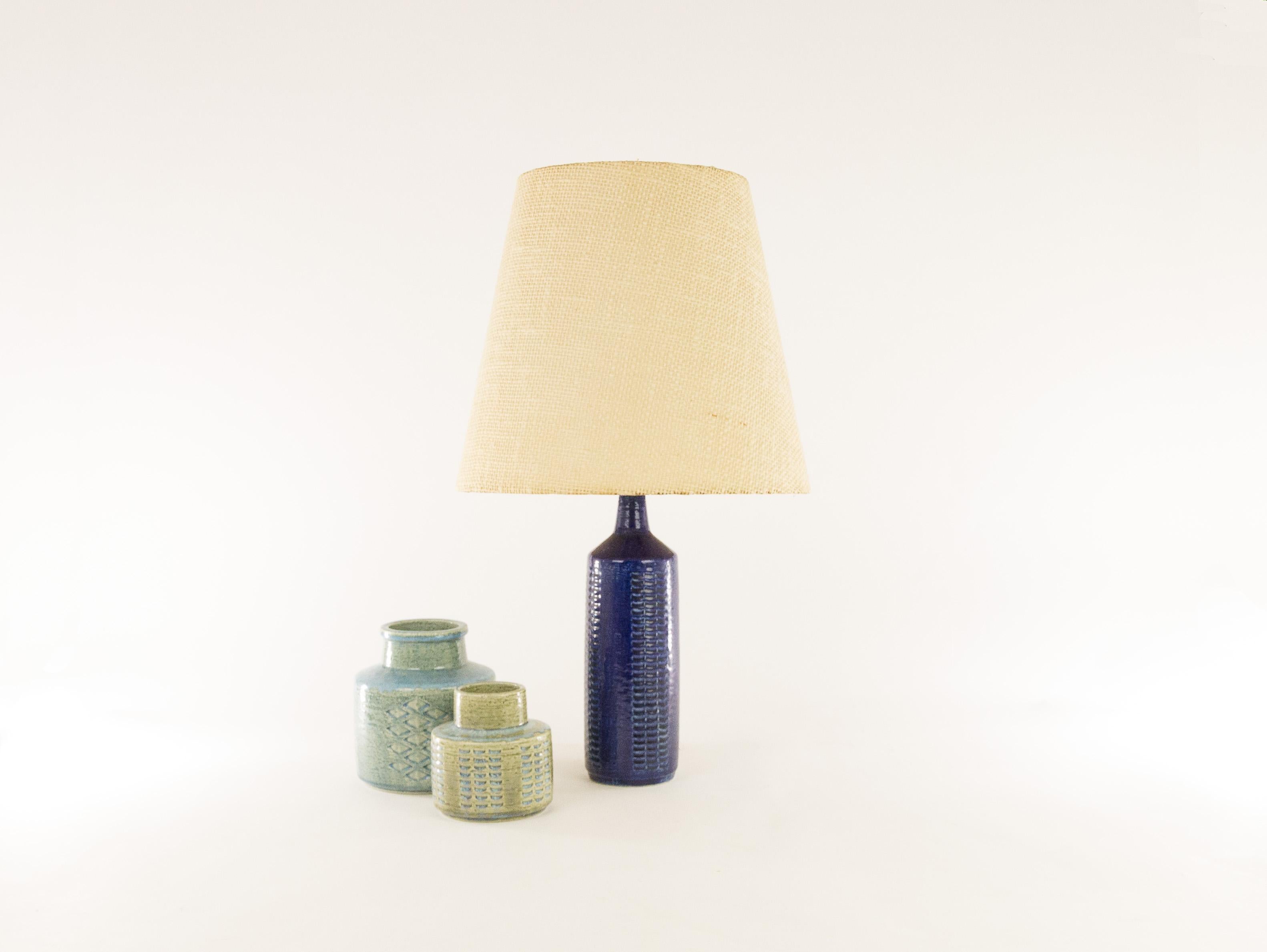 Une lampe de table DL/27 réalisée par Annelise et Per Linnemann-Schmidt pour Palshus dans les années 1960. La couleur de cette pièce est le bleu cobalt.

La lampe est livrée avec son support d'abat-jour d'origine. L'abat-jour illustré et les pots