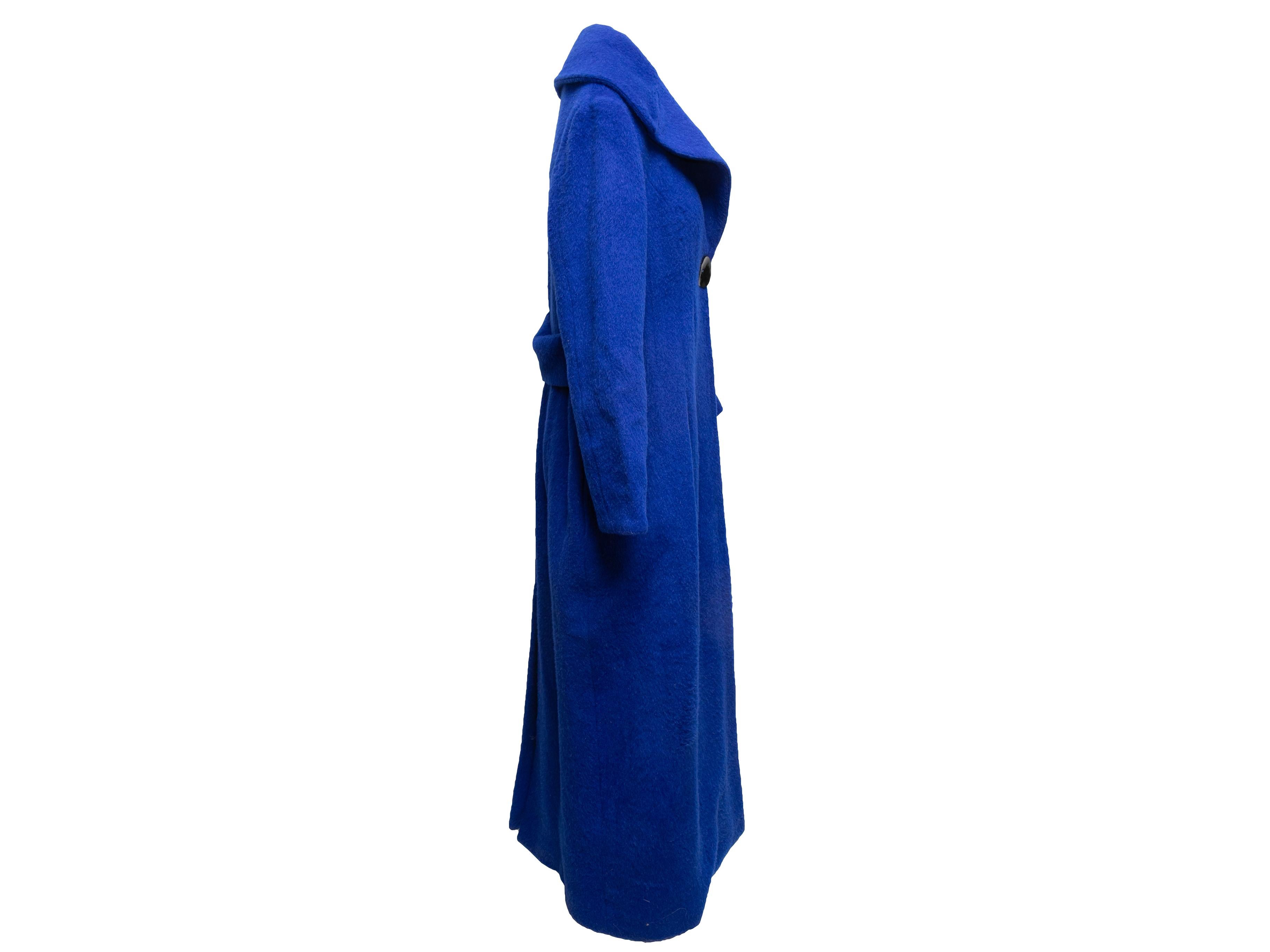 Details zum Produkt: Blauer langer Mantel aus einer Wollmischung von Paper London. Gekerbtes Revers. Einzelner übergroßer Knopfverschluss auf der Vorderseite. 35