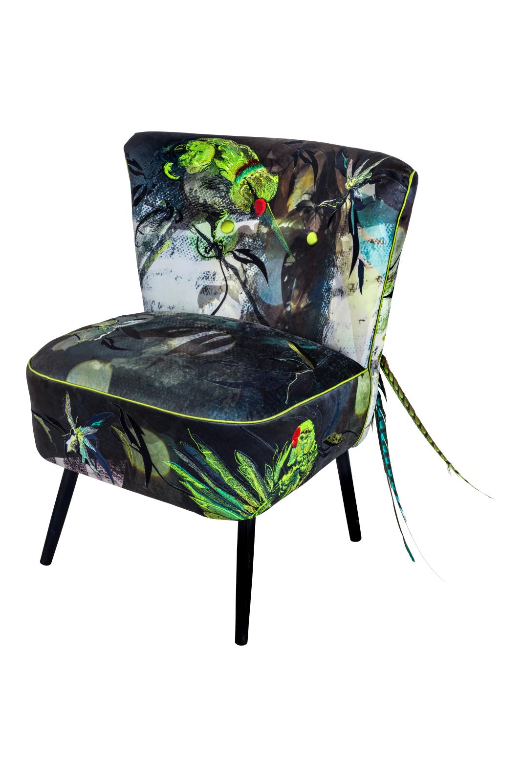 Der blaue Papageien-Cocktailstuhl ist ein prächtiger Statement-Stuhl aus bedrucktem Samt und aufwändiger Stickerei auf einem maßgeschneiderten Gestell, das nach originalen Vintage-Modellen entwickelt wurde. Migrierende Tiere, von entlaufenen