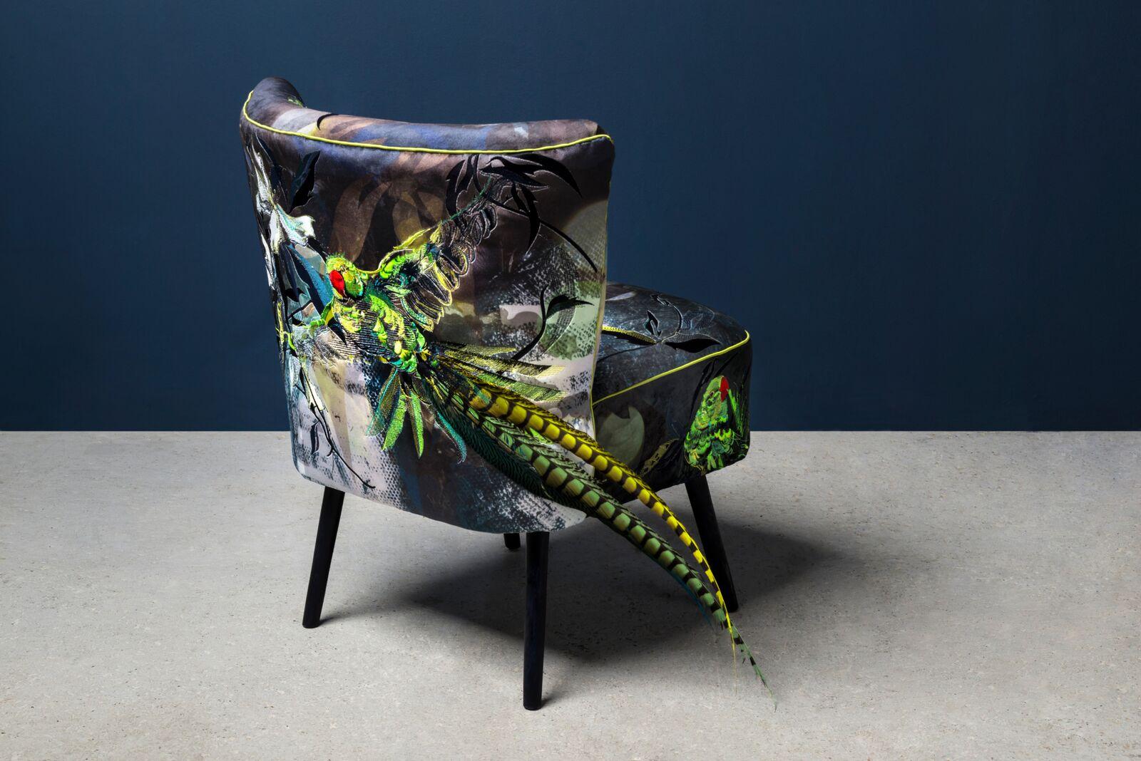 Blue Parrot, Contemporary English Zwei Sessel in Samt und Stickerei (Moderne)