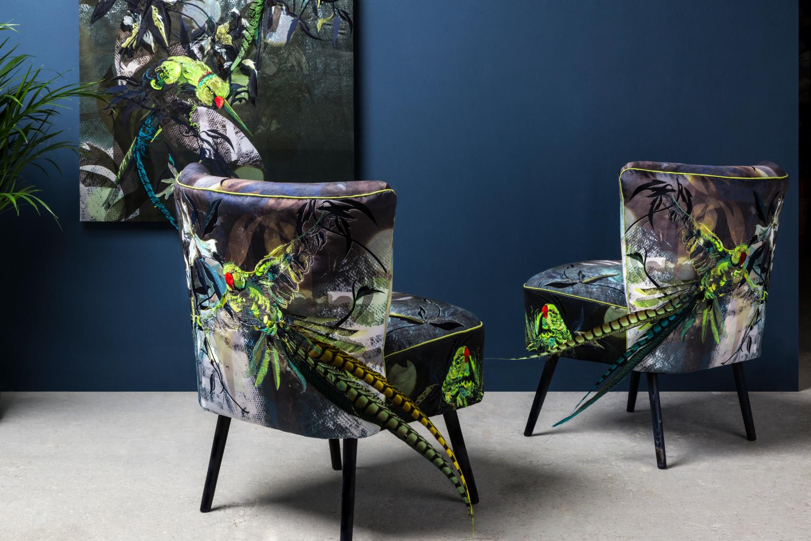 Blue Parrot, Contemporary English Zwei Sessel in Samt und Stickerei im Zustand „Neu“ in New York, NY