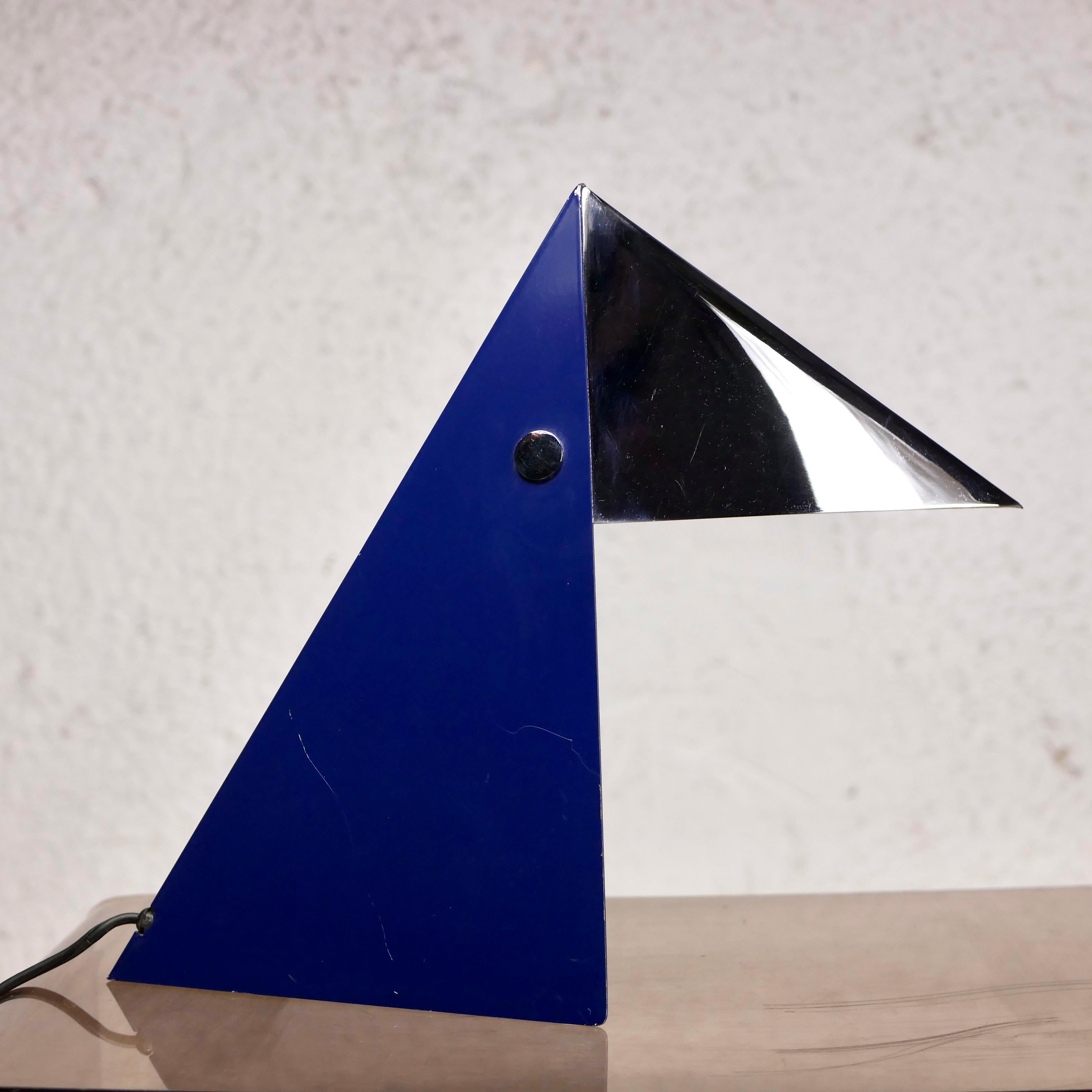 Nice and rare postmodernist table lamp by Fase, made in Spain in the 1970s, in blue lacquered metal and chromed metal.
Good condition, some light scratches (see photos).
A one-of-a-kind product.


