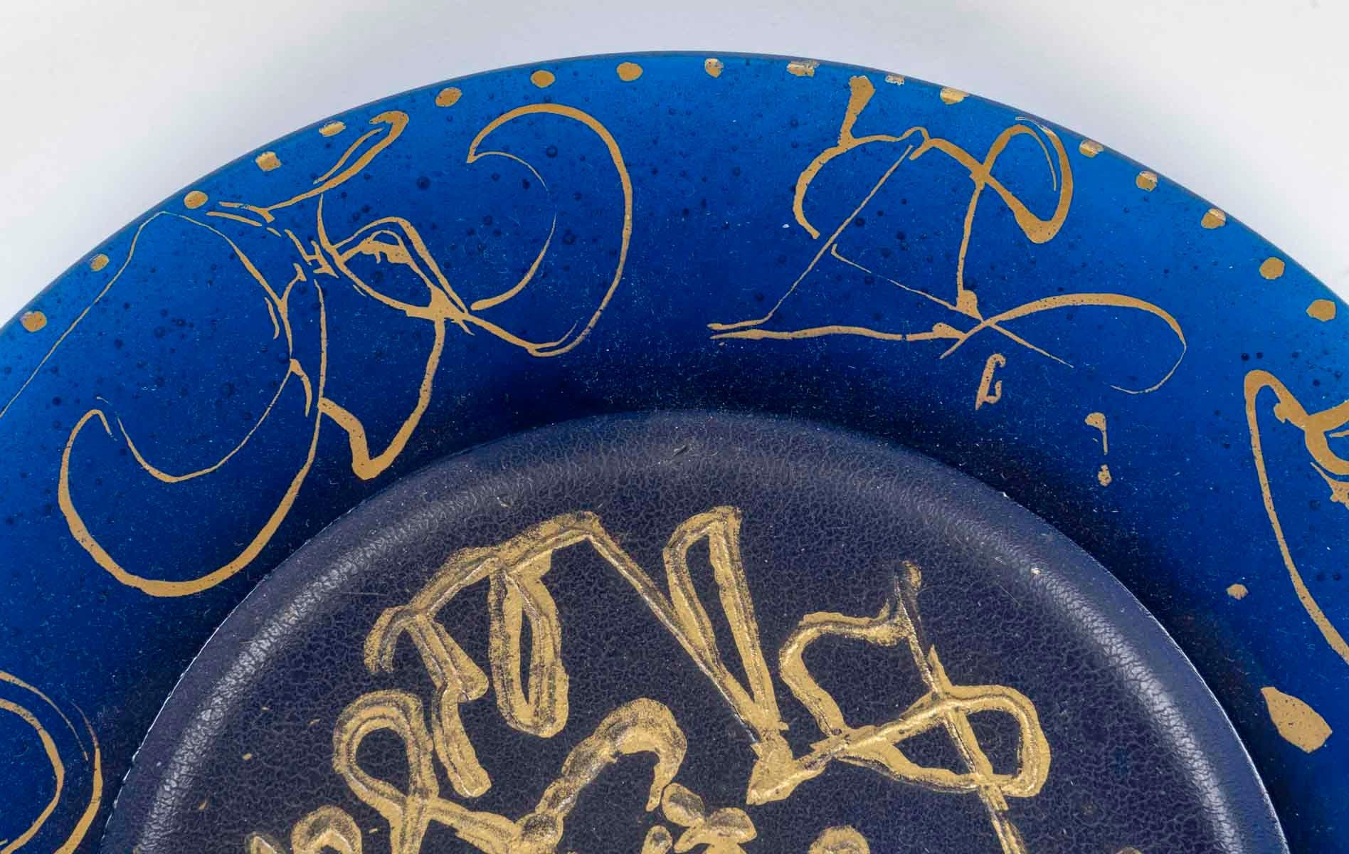 Art nouveau Assiette en pâte de verre bleue signée Daum et Dali, 20e siècle. en vente