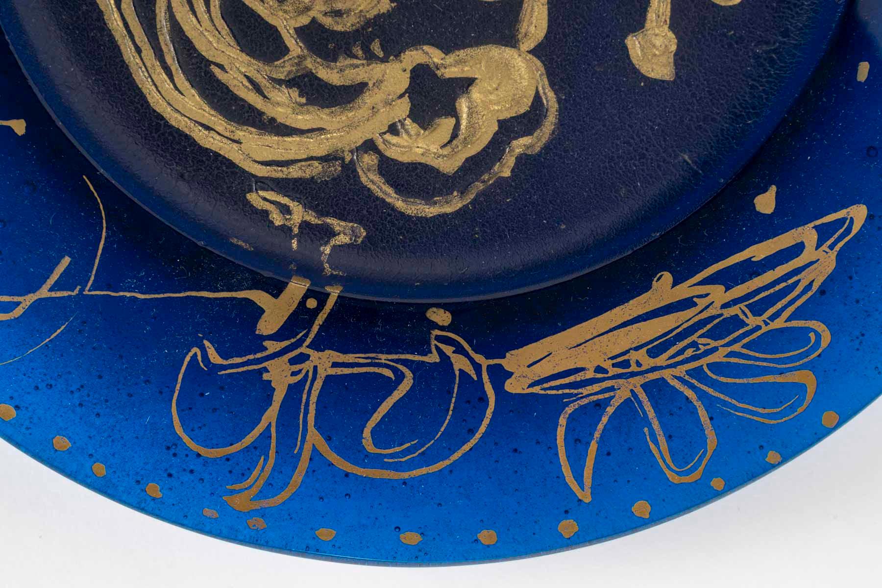 Français Assiette en pâte de verre bleue signée Daum et Dali, 20e siècle. en vente