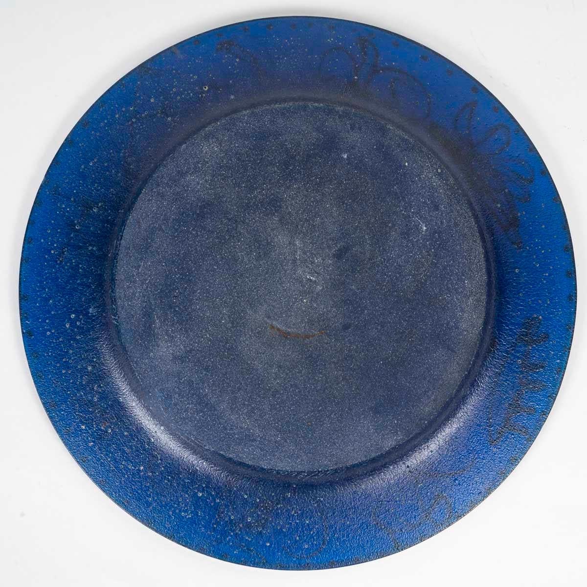 Assiette en pâte de verre bleue signée Daum et Dali, 20e siècle. Bon état - En vente à Saint-Ouen, FR