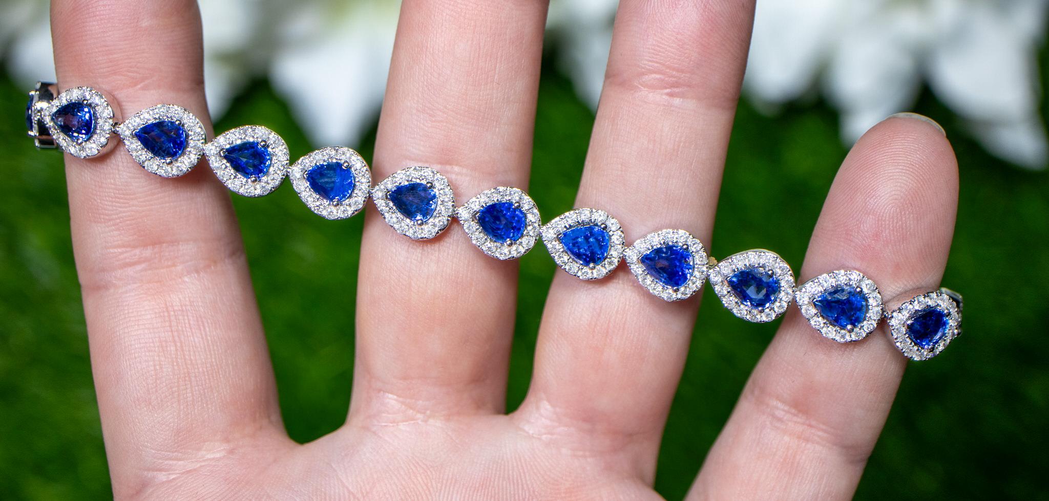 Contemporary Blue Pear Cut Sapphire Bracelet Diamond Halo 13.6 Carats 18K Gold For Sale