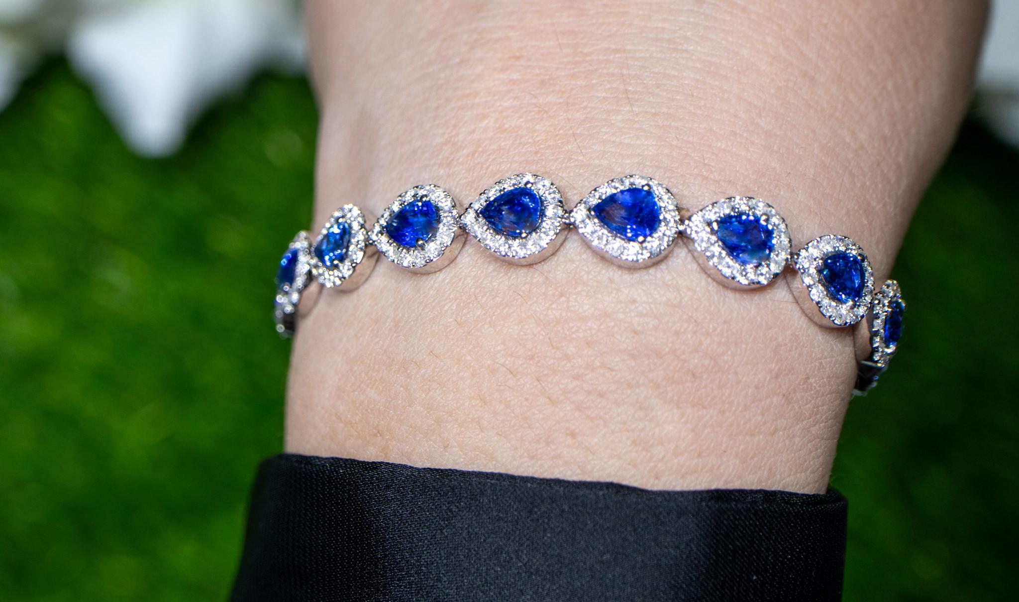Blue Pear Cut Sapphire Bracelet Diamond Halo 13.6 Carats 18K Gold In Excellent Condition For Sale In Aliso Viejo, CA