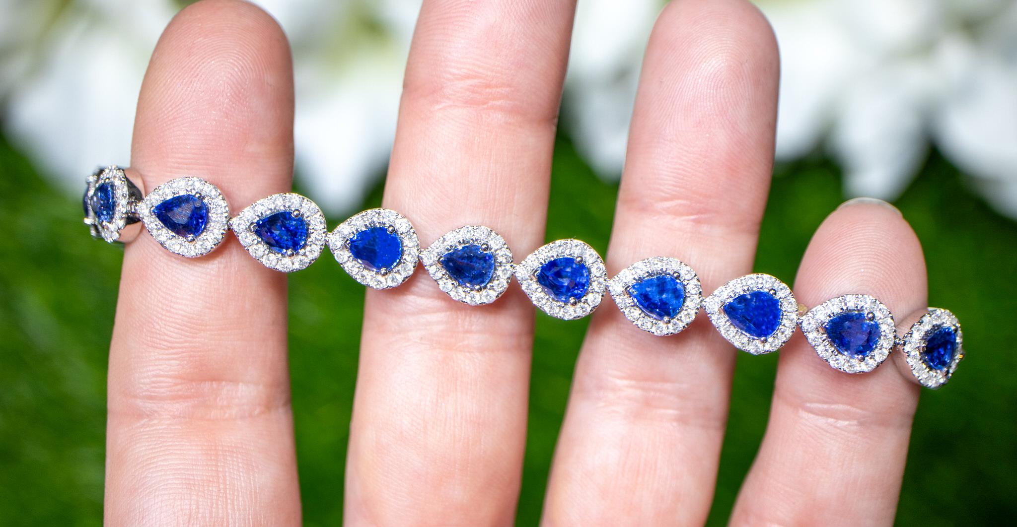 Women's or Men's Blue Pear Cut Sapphire Bracelet Diamond Halo 13.6 Carats 18K Gold For Sale