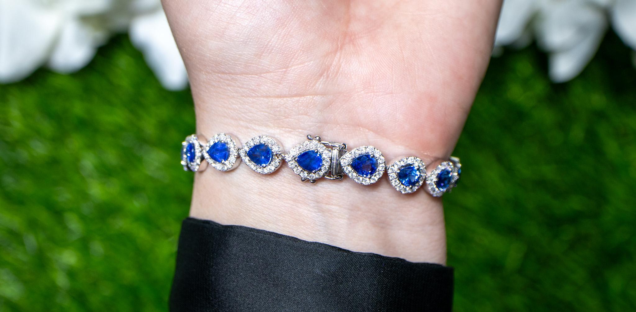 Blue Pear Cut Sapphire Bracelet Diamond Halo 13.6 Carats 18K Gold For Sale 1