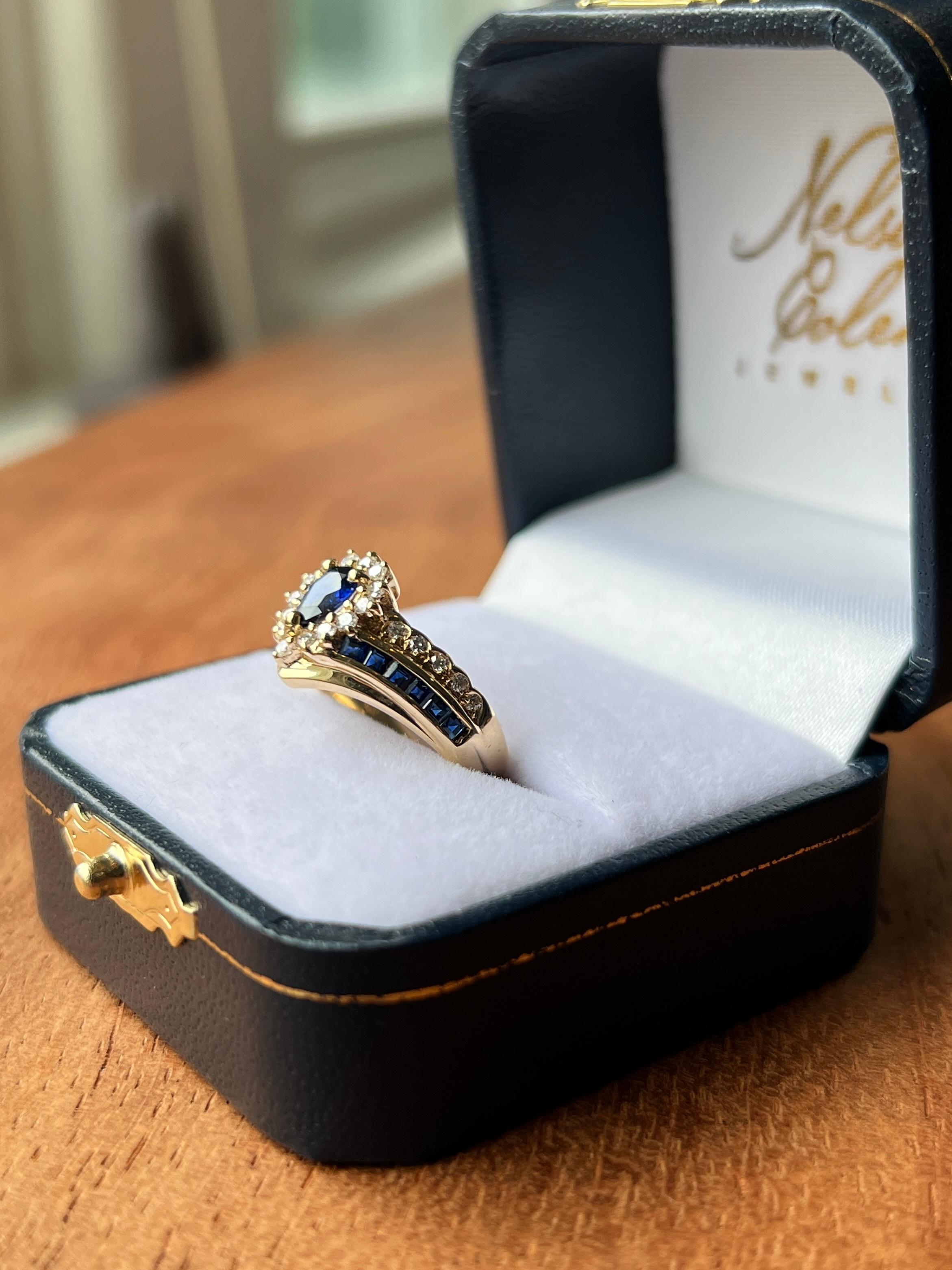 Blue Pear Sapphire and Diamond 18k Yellow Gold Ring (Tropfenschliff) im Angebot