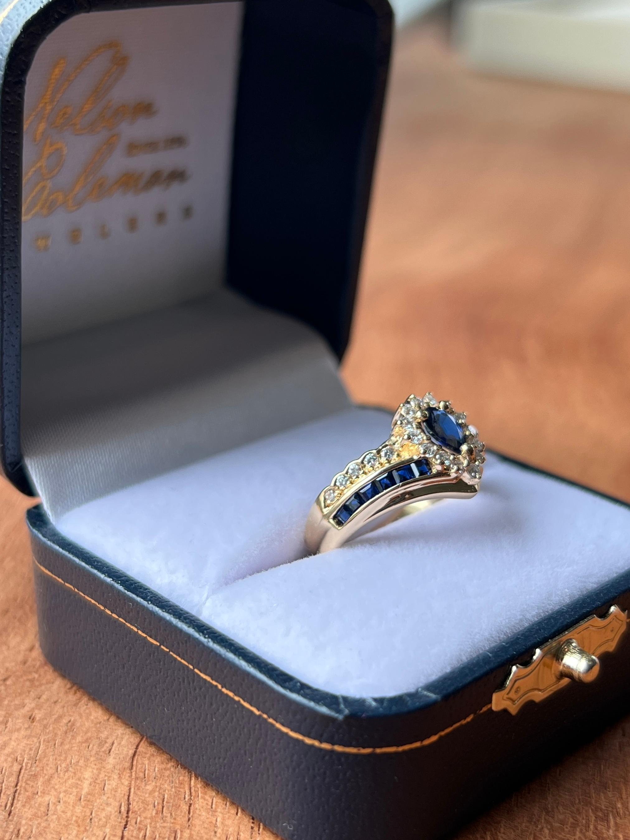 Blue Pear Sapphire and Diamond 18k Yellow Gold Ring im Zustand „Gut“ im Angebot in Towson, MD