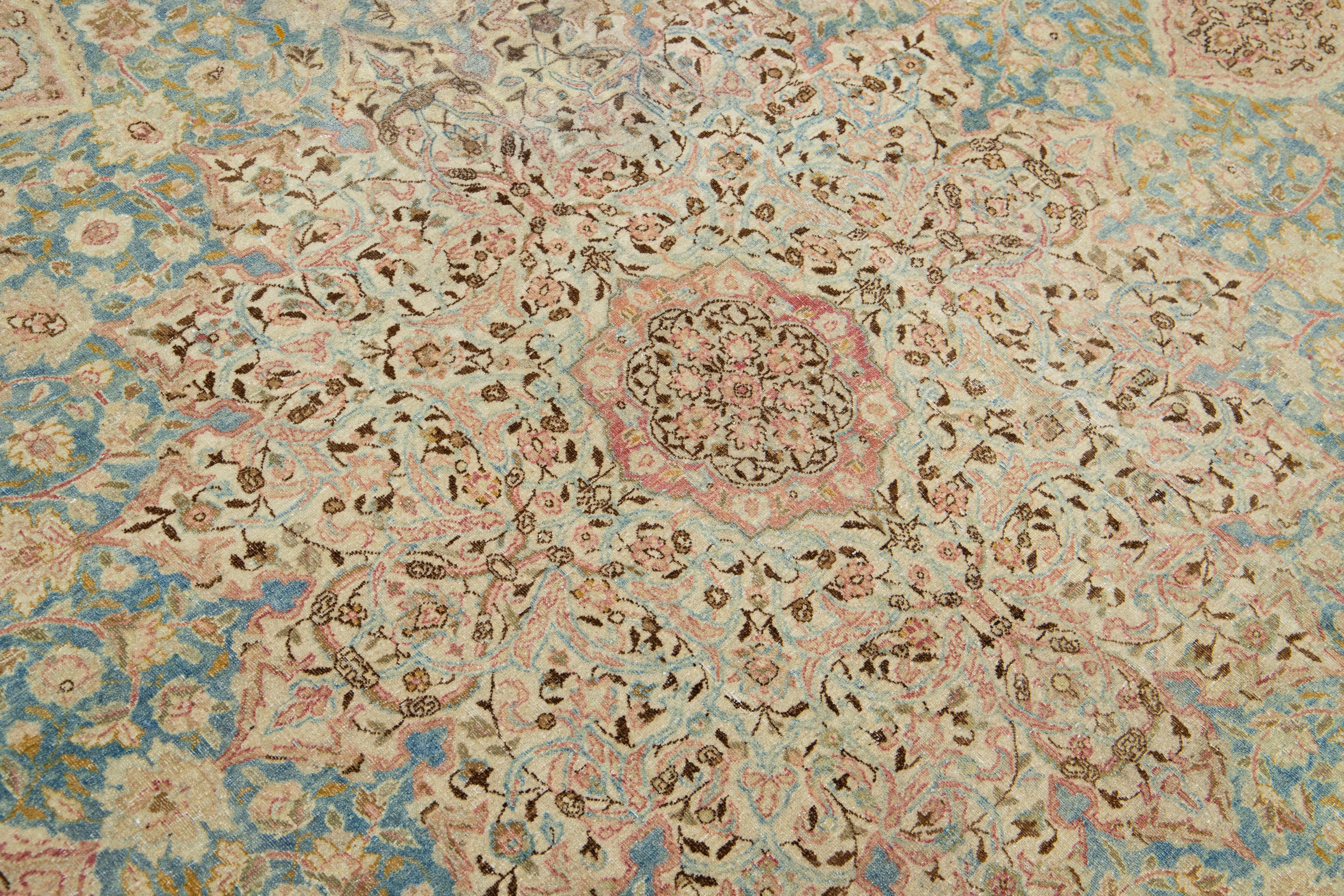 Blauer persischer antiker Kerman Handgefertigter Wollteppich mit Rosette-Design (20. Jahrhundert) im Angebot