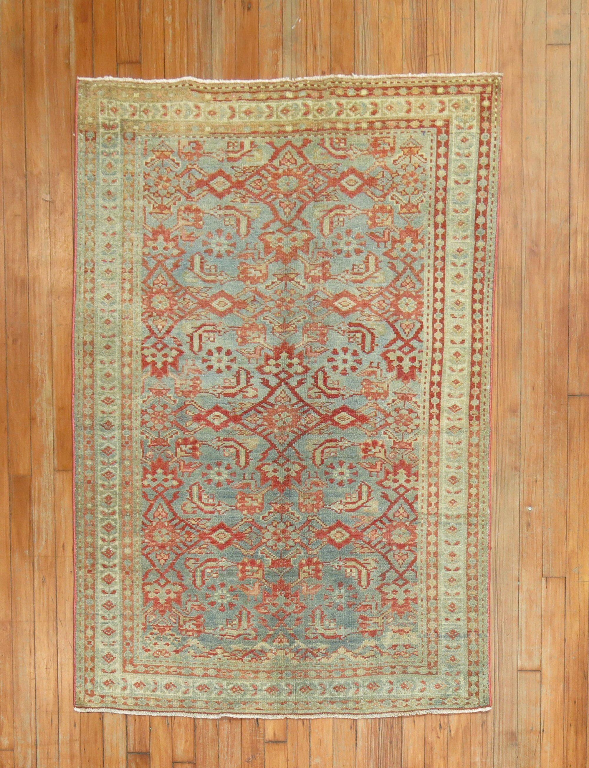 Un tapis persan Malayer de petite taille du début du 20e siècle en bleu poudre, ivoire et turquoise 

Mesures : 3'5