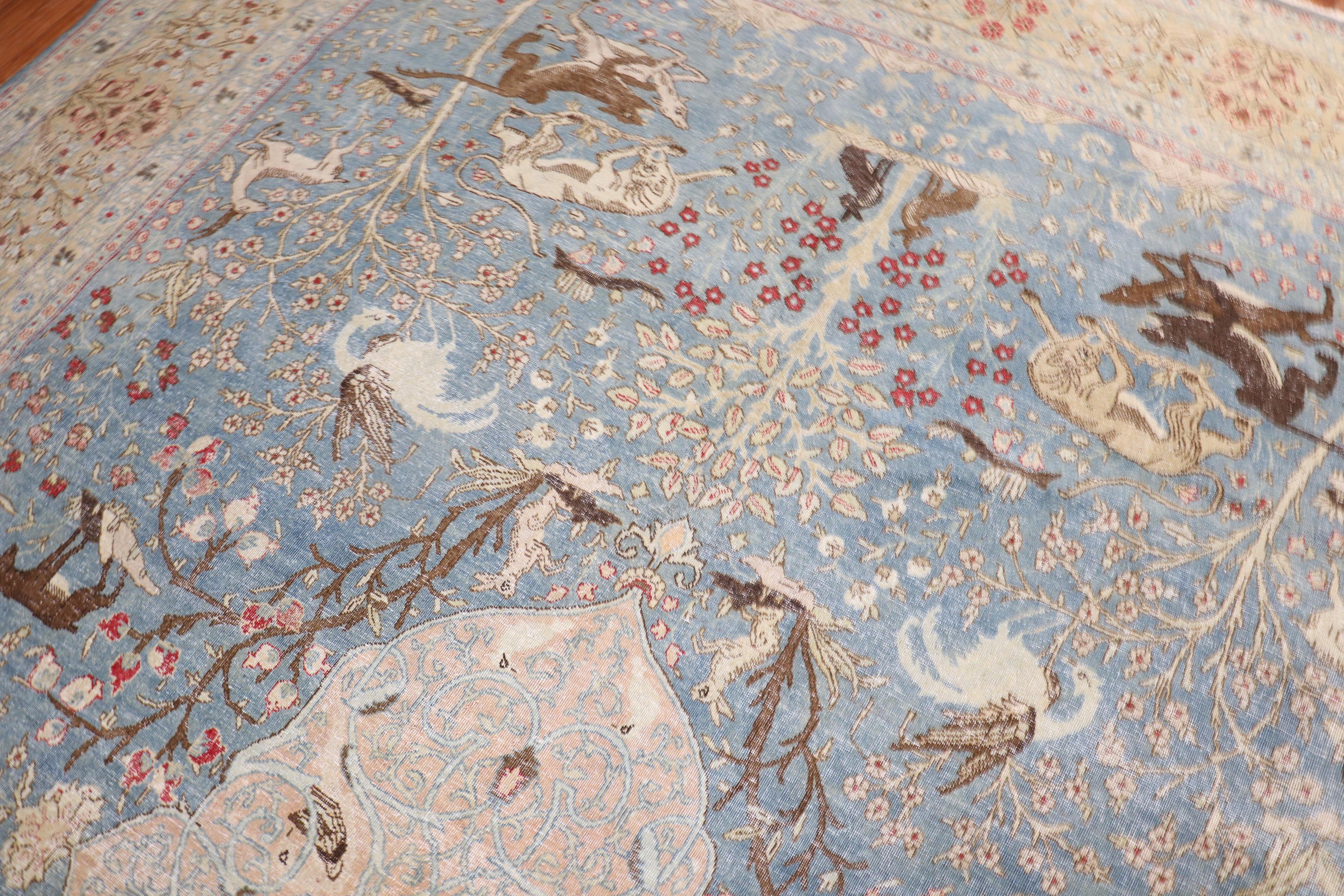 Blauer persischer Täbris- Jagd-Tier-pictorial-Teppich (Handgeknüpft) im Angebot