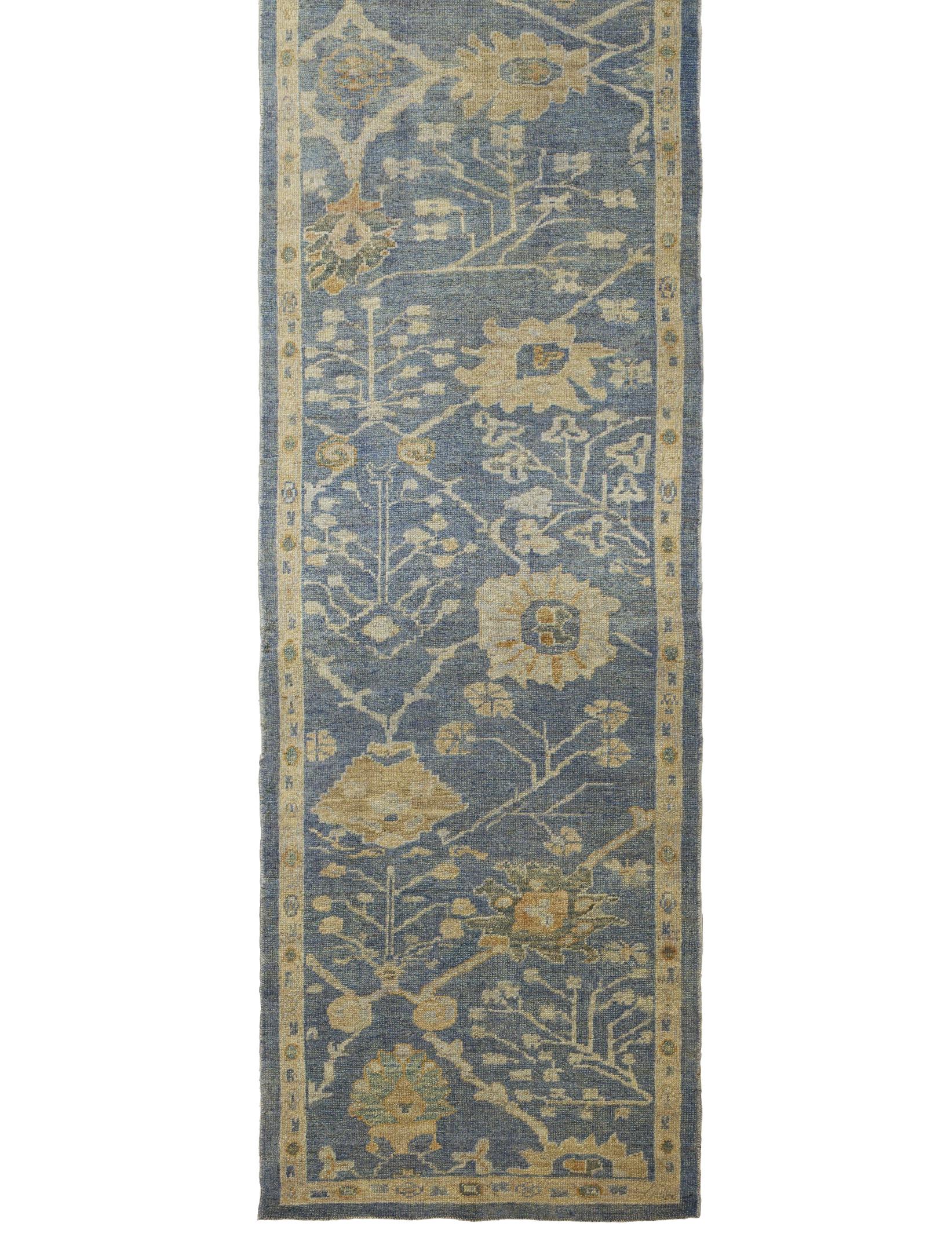 Questo nuovo runner persiano da galleria M-One misura circa 3 ft 1 in x 15 ft 5 in (circa 0,94 m x 4,70 m) e rientra nella categoria dei runner da galleria, quindi è adatto a corridoi, ingressi e spazi di transizione. È annodato a mano in lana su