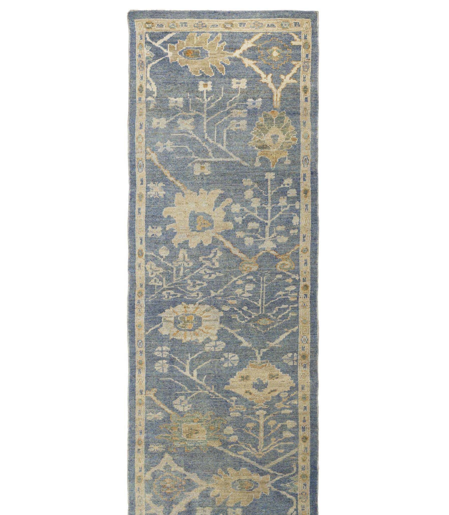 Tessuto a mano Runner in lana persiana blu annodato a mano 3 ft x 15 ft , Slate Blossom Serenity in vendita