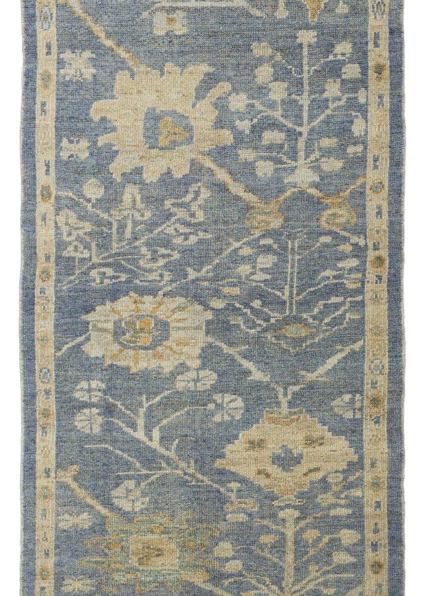 Runner in lana persiana blu annodato a mano 3 ft x 15 ft , Slate Blossom Serenity In condizioni ottime in vendita a Dallas, TX