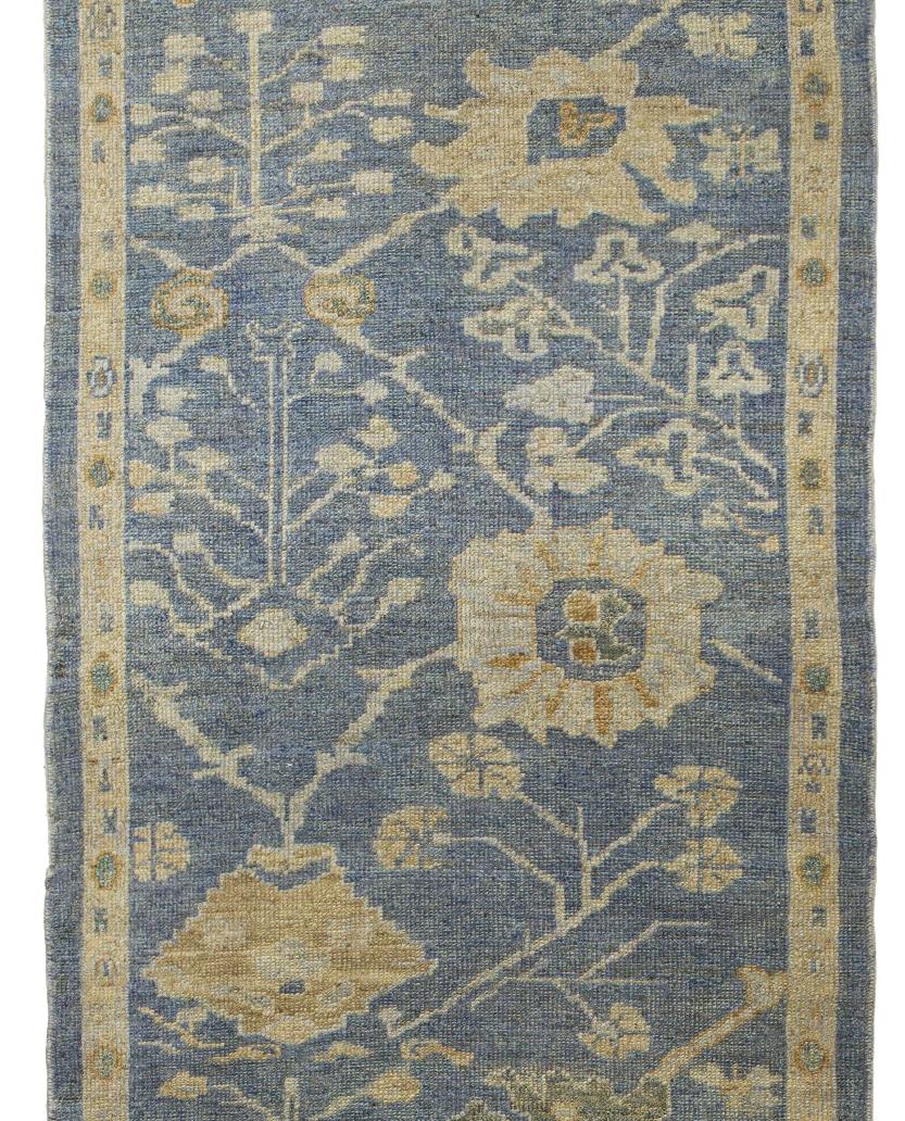 Fine XX secolo Runner in lana persiana blu annodato a mano 3 ft x 15 ft , Slate Blossom Serenity in vendita
