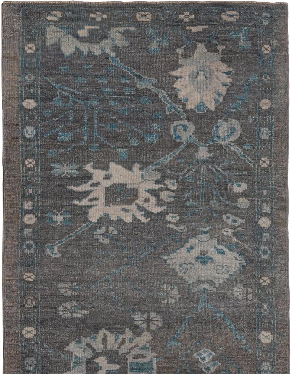 Dieser einzigartige Galerieläufer, handgeknüpft in der persischen Oushak-Tradition, misst 3 ft 3 in x 18 ft 0 in (ca. 5,44 Quadratmeter) und ist aus elastischer Wolle auf einem Baumwollgrund gefertigt. Sein langgestrecktes Galerieformat ist ideal