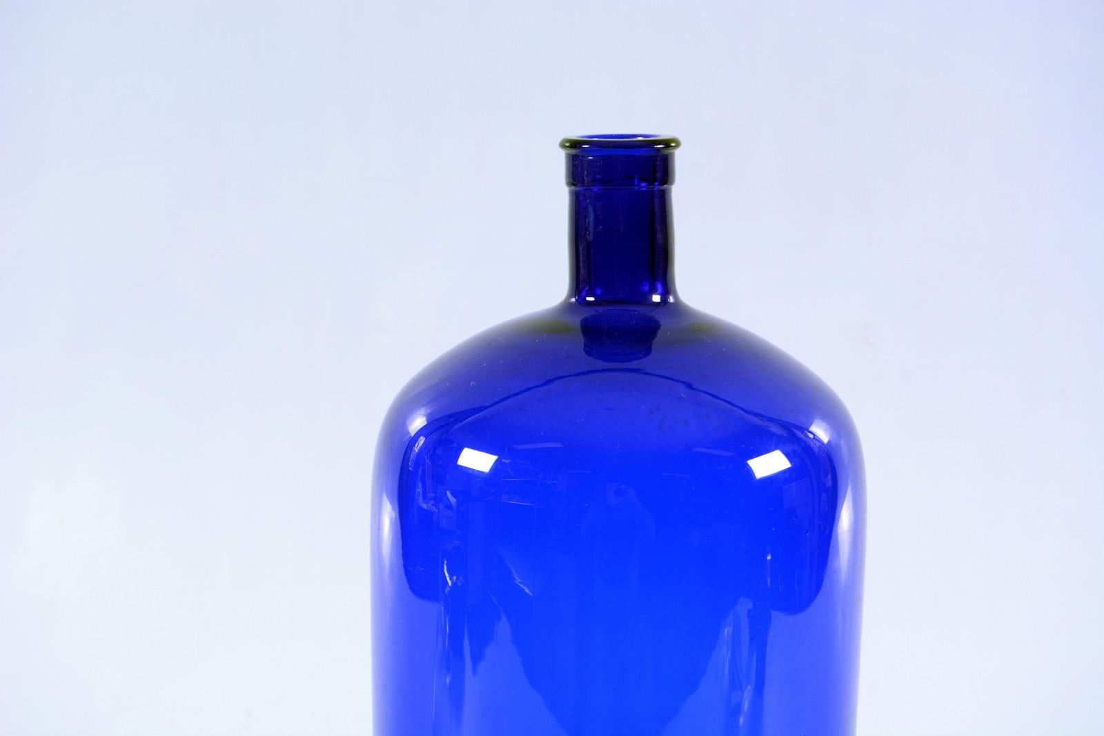 Apothekerflasche aus der Zeit um 1900, blaues Glas, Maße: Höhe ca. 35 cm.
  