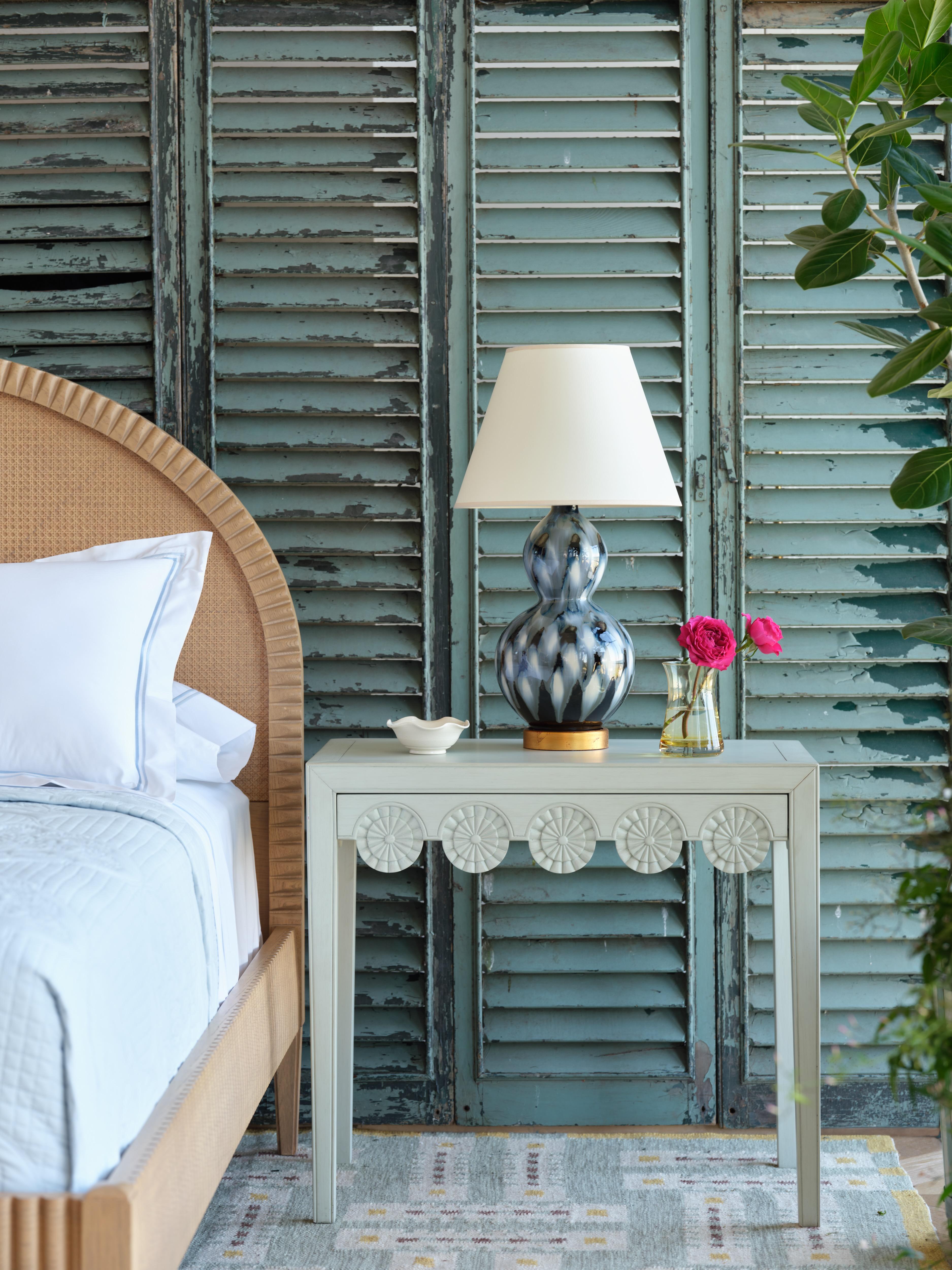 Nuestro esmalte de plumas de faisán más vendido -inspirado en la técnica tradicional sancai o esmalte tricolor, en la que los colores suelen mezclarse- está ahora disponible en tamaño más pequeño, en una elegante forma de calabaza, con base azul