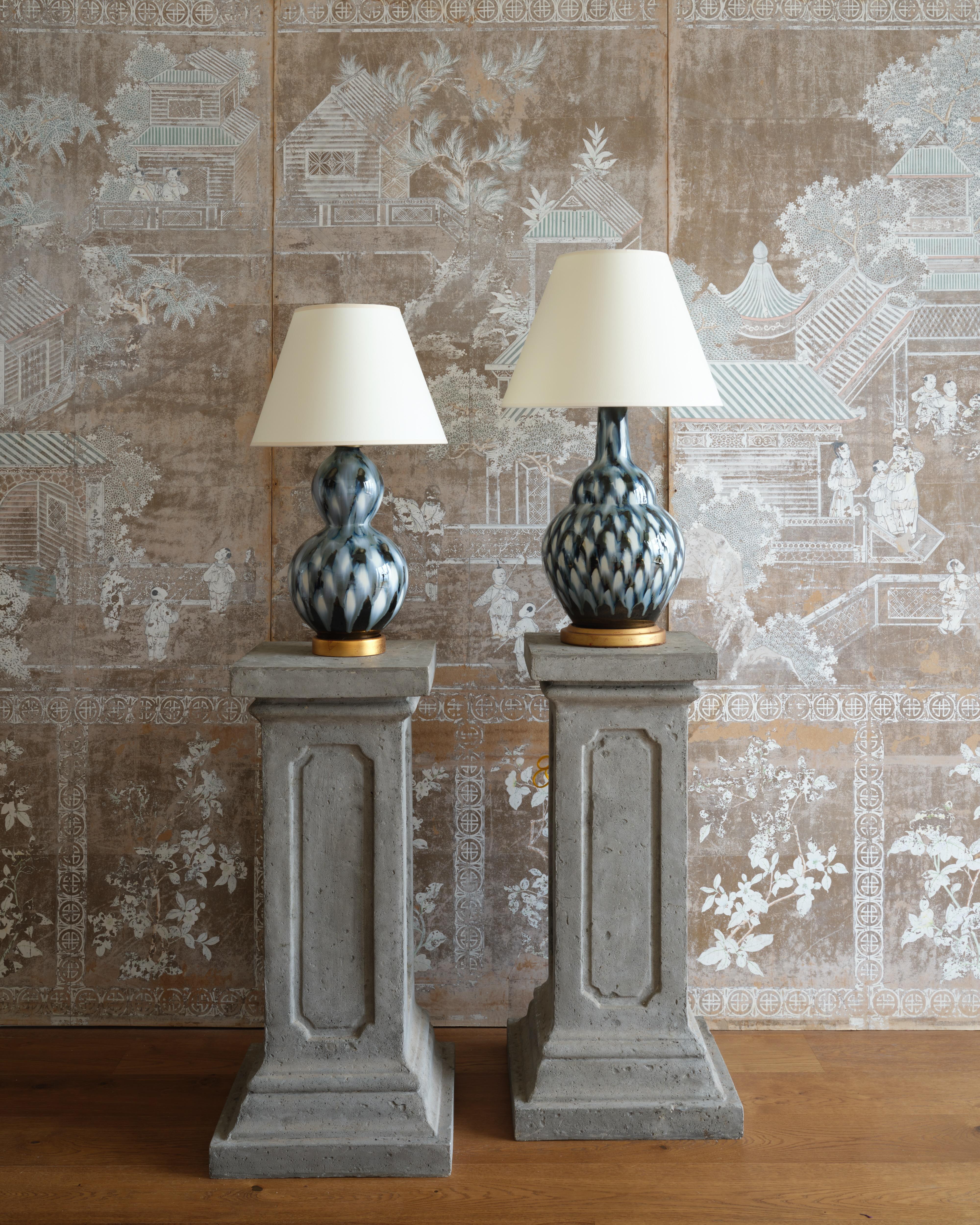 Bunny Williams Home Lámpara pequeña de plumas de faisán (azul con base dorada) Chino en venta