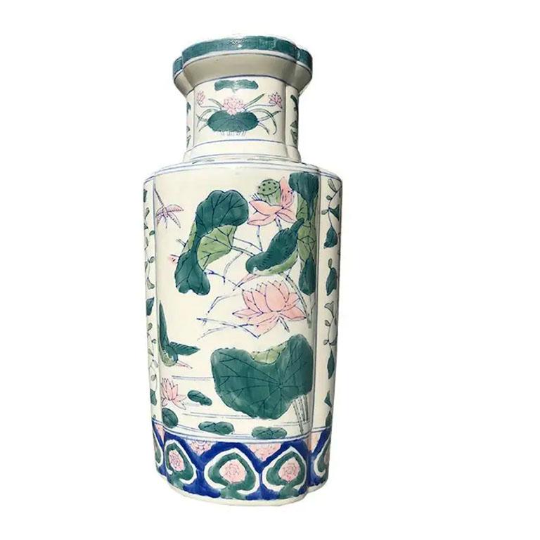 Vase chinois à quatre feuilles en porcelaine de céramique bleu, rose et vert Famille Rose. L'ouverture mesure 12,7 cm de large et a une forme quadrilobée. Le cou est décoré de fleurs de lotus roses et d'un treillis bleu-vert émeraude au sommet. La