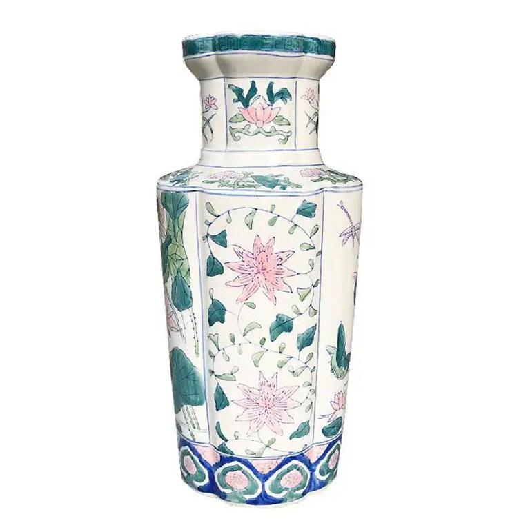 Chinoiseries Vase chinois Quatrefoil en céramique bleue, rose et pastel Famille Rose Pastel Chinoiserie en vente