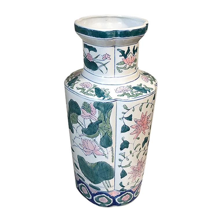 Chinesische Famille Rose-Pastell-Chinesische Quatrefoil-Vase aus Keramik