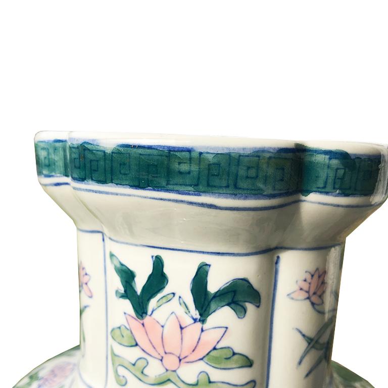 Chinesische Famille Rose-Pastell-Chinesische Quatrefoil-Vase aus Keramik (19. Jahrhundert)
